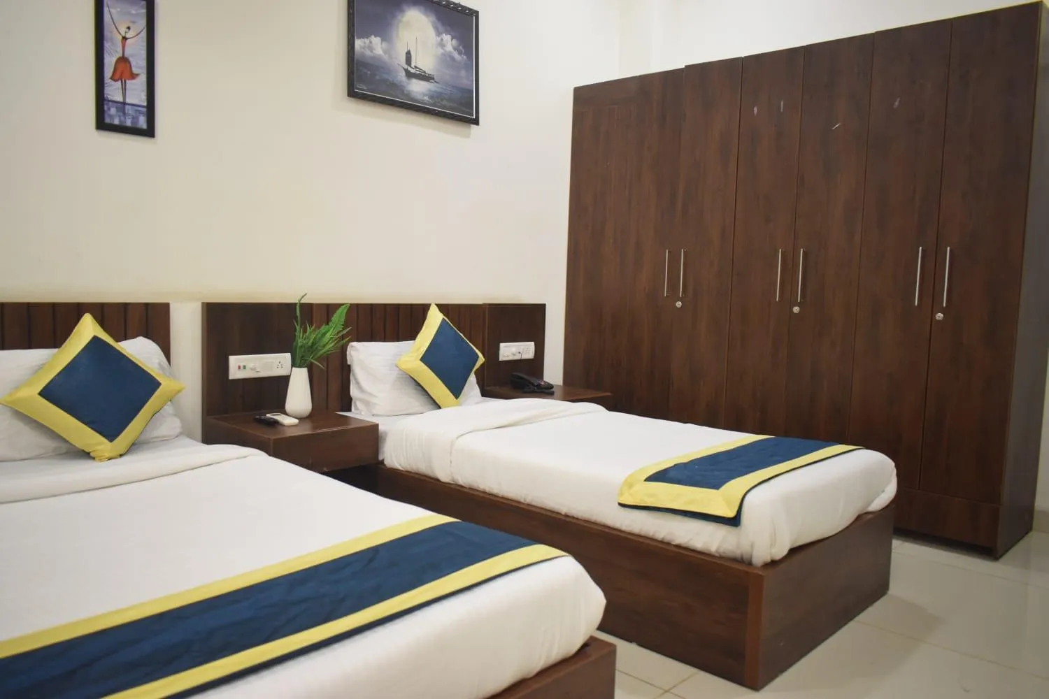 Bed in Hotel Lakshya Sheesh Mahal Indore