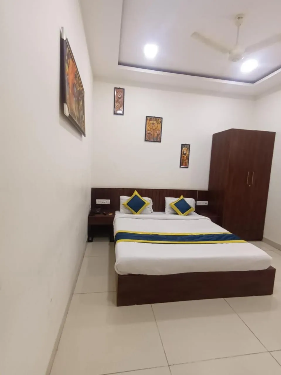 Bed in Hotel Lakshya Sheesh Mahal Indore