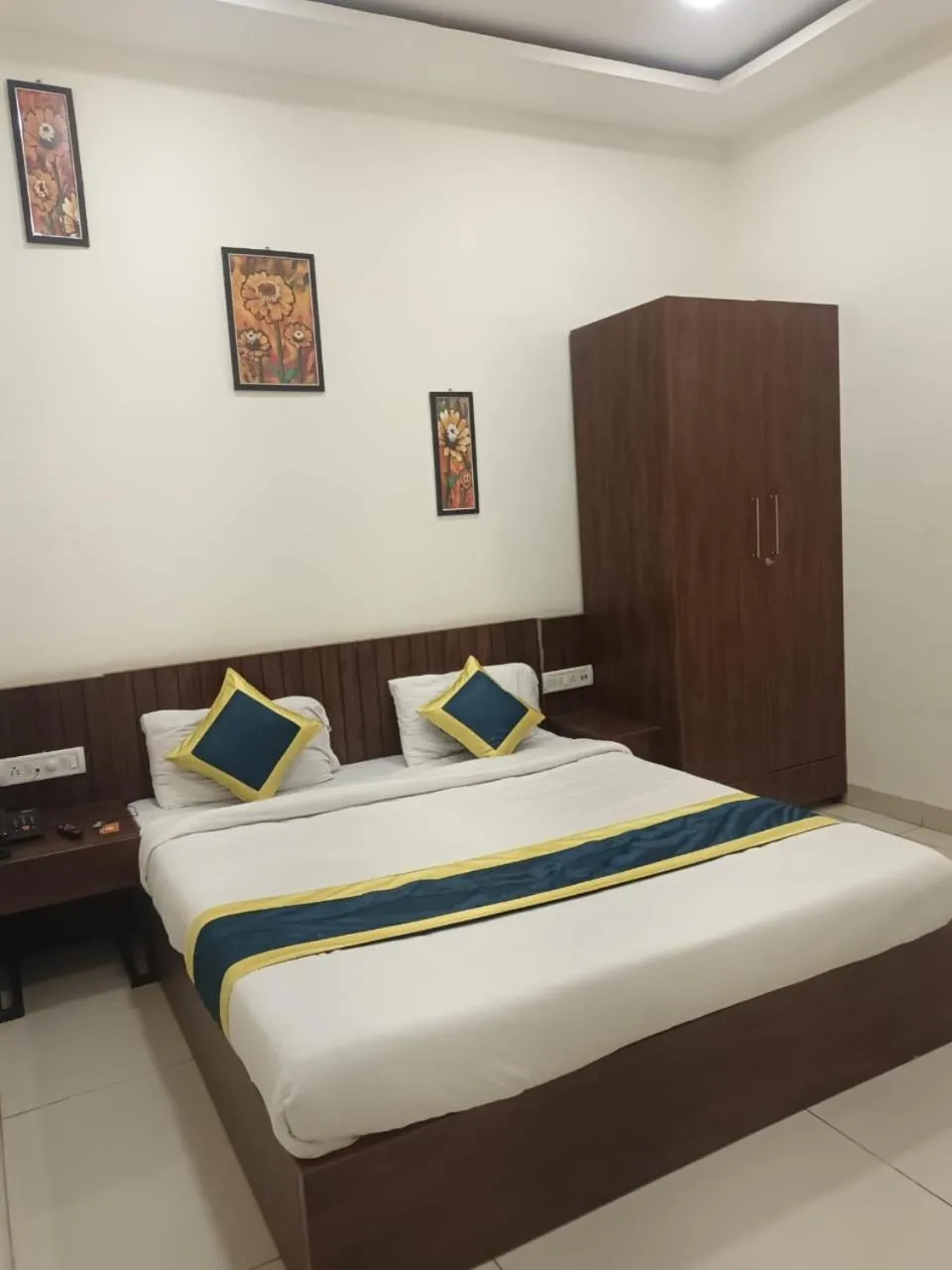 Bedroom, Bed in Hotel Lakshya Sheesh Mahal Indore