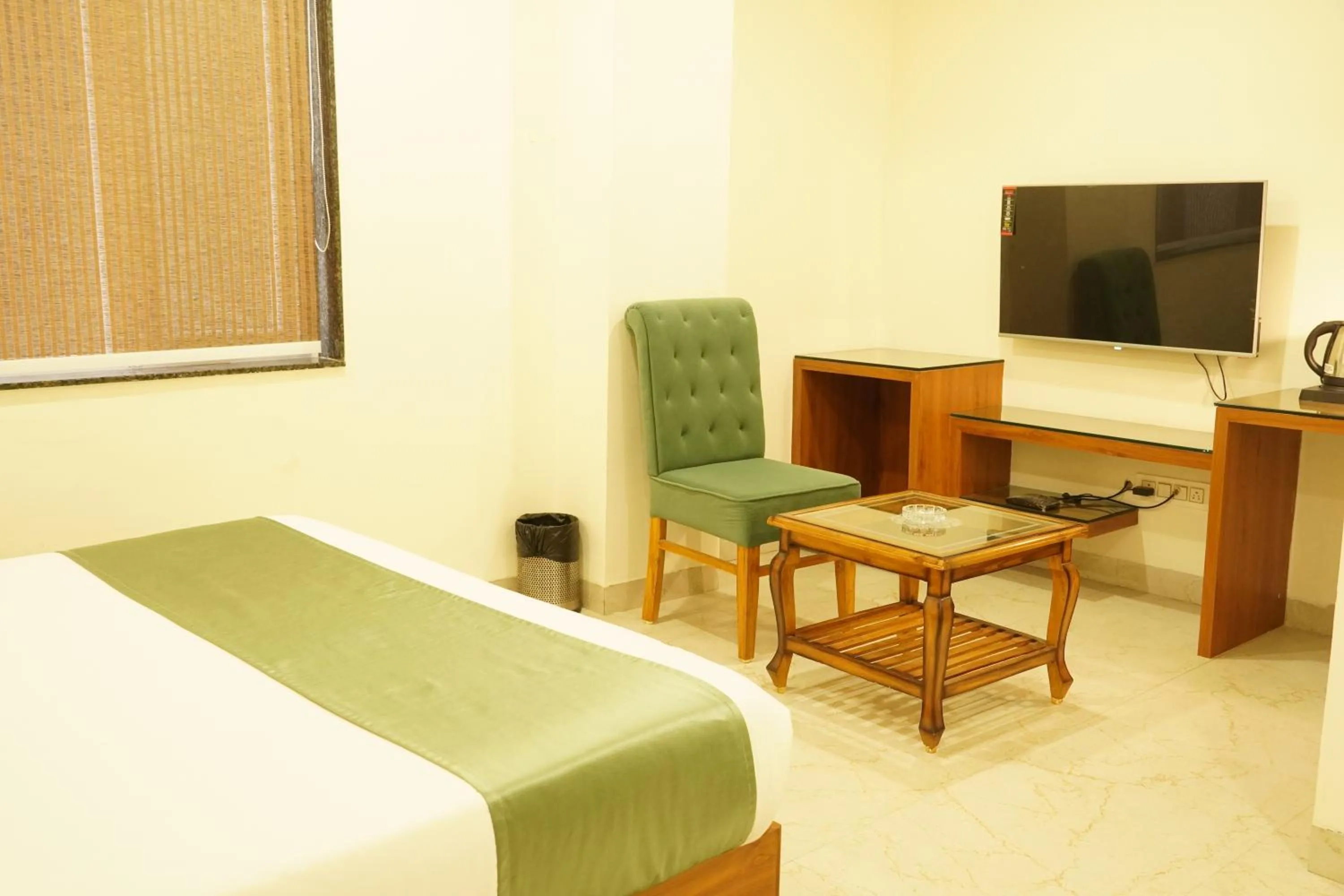 Communal lounge/ TV room in Hotel Heera Residency