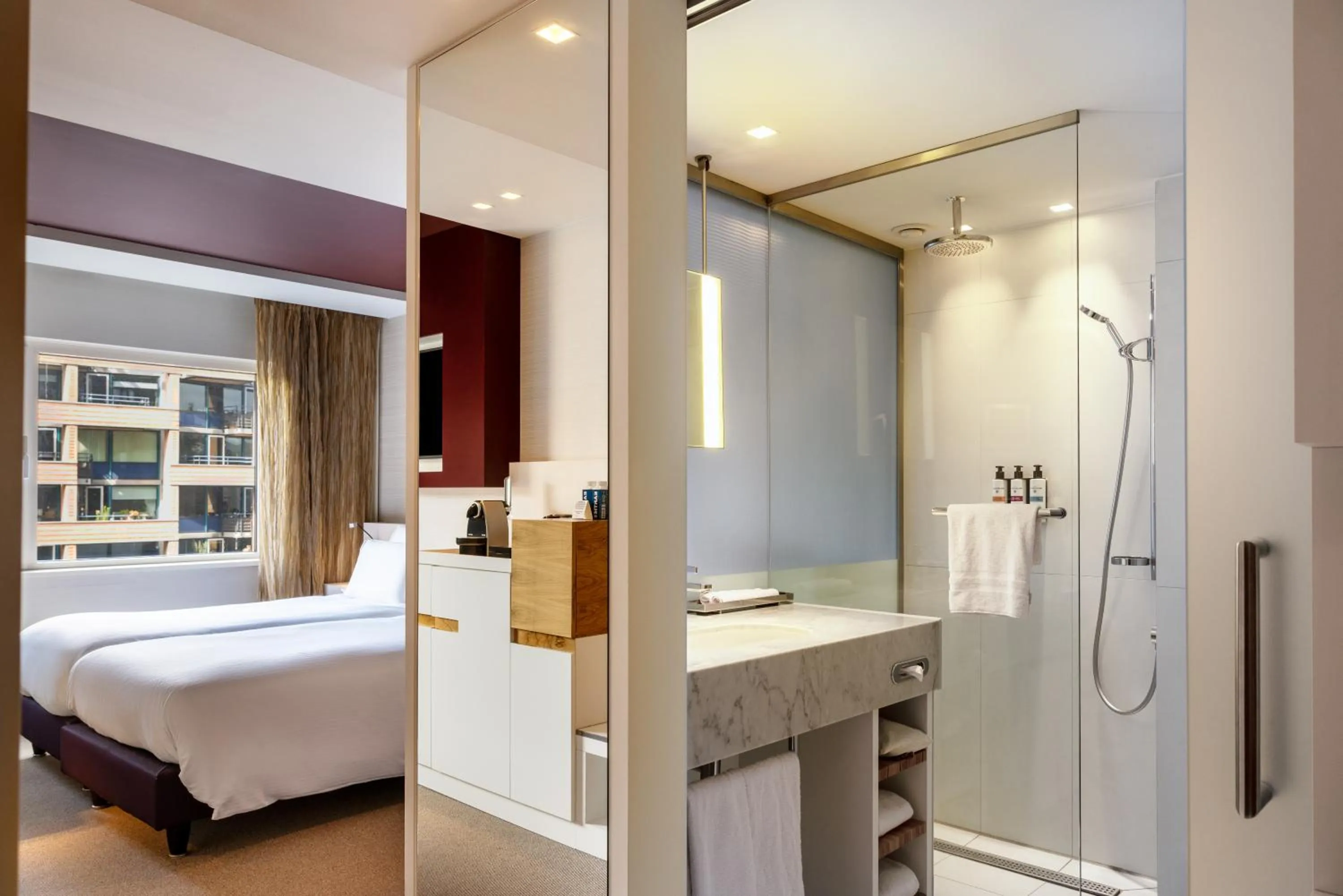 Bathroom, Bed in Pullman Eindhoven Cocagne