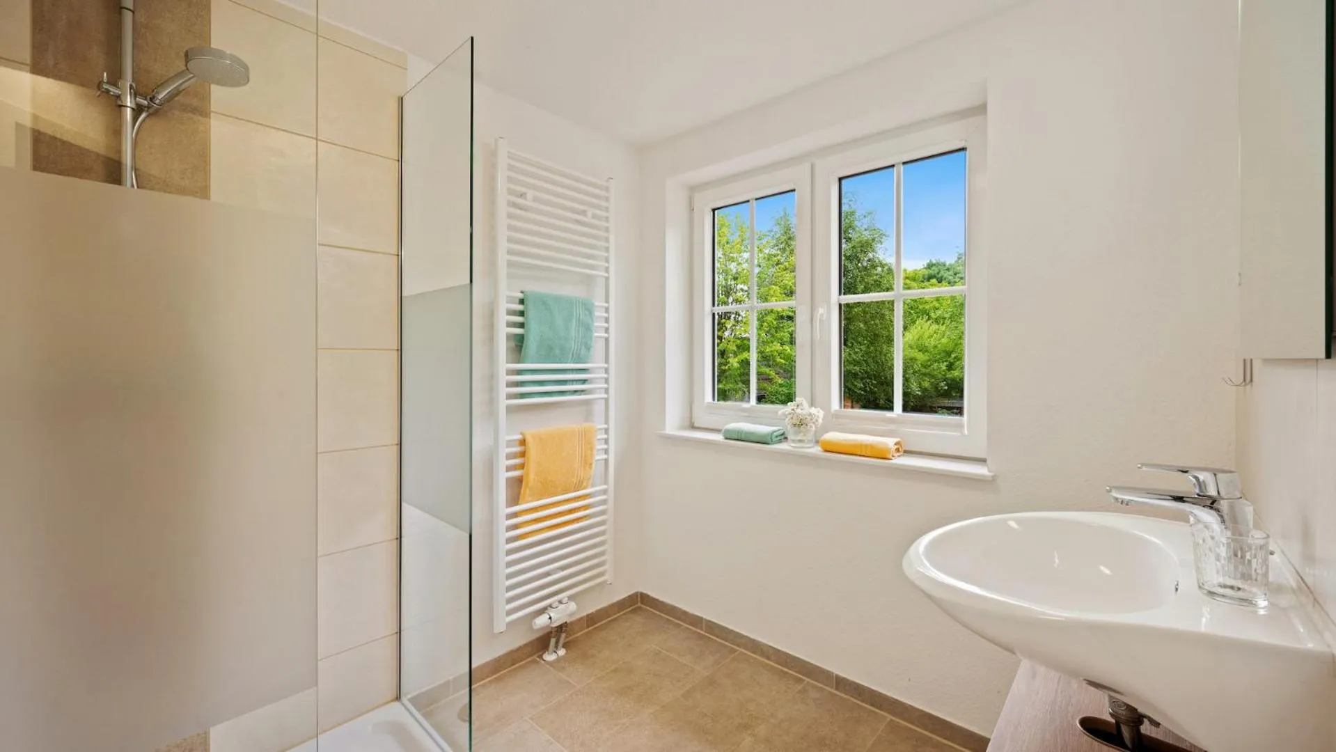 Shower in Hotel Deichinsel