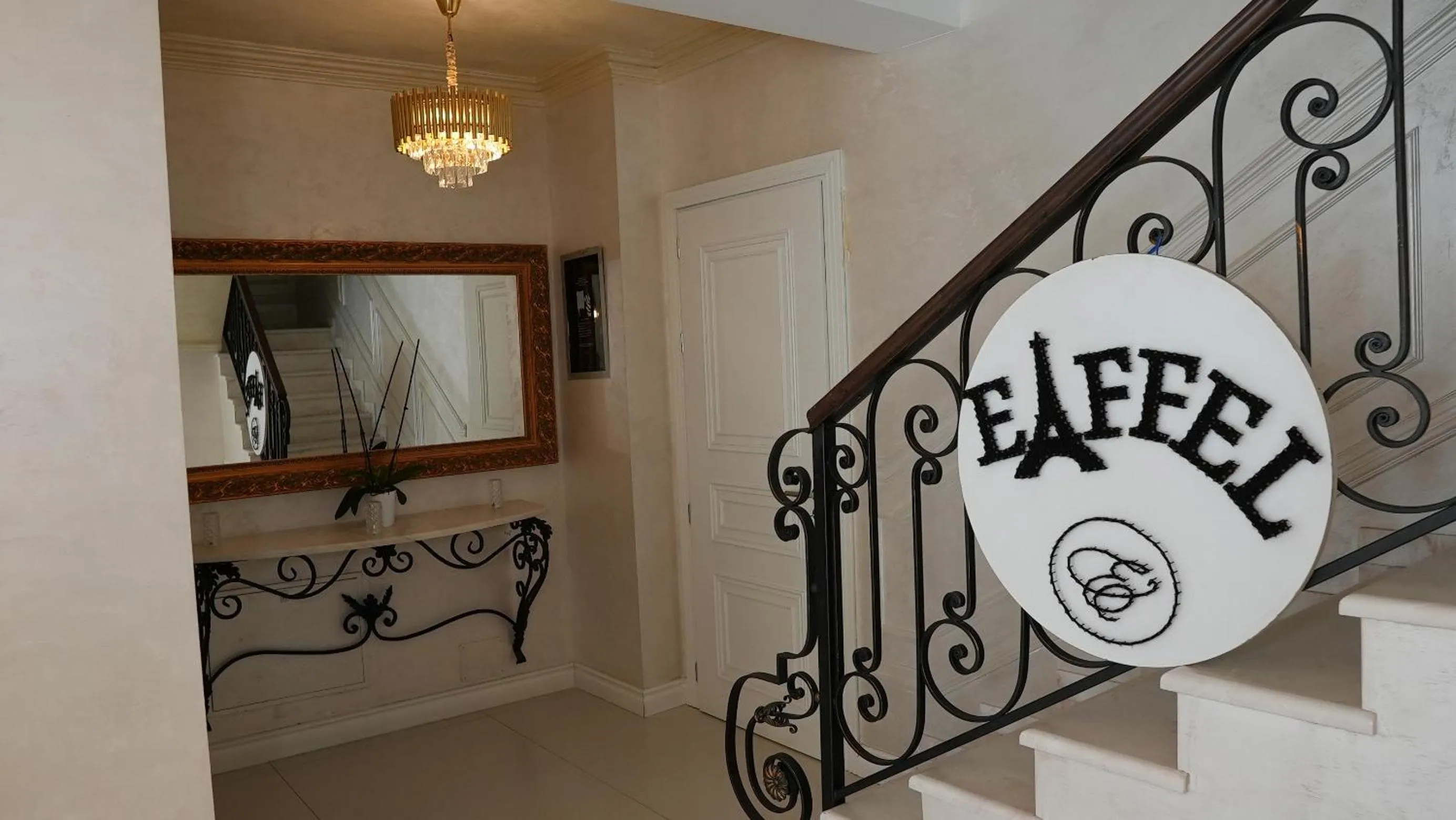 Text overlay in Hotel Eiffel