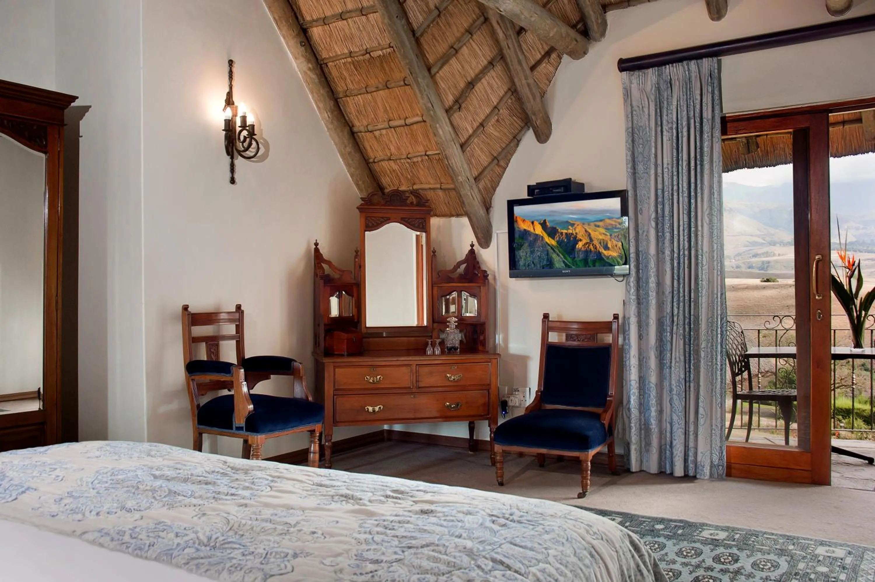 Photo of the whole room, Bed in Inkungu Lodge
