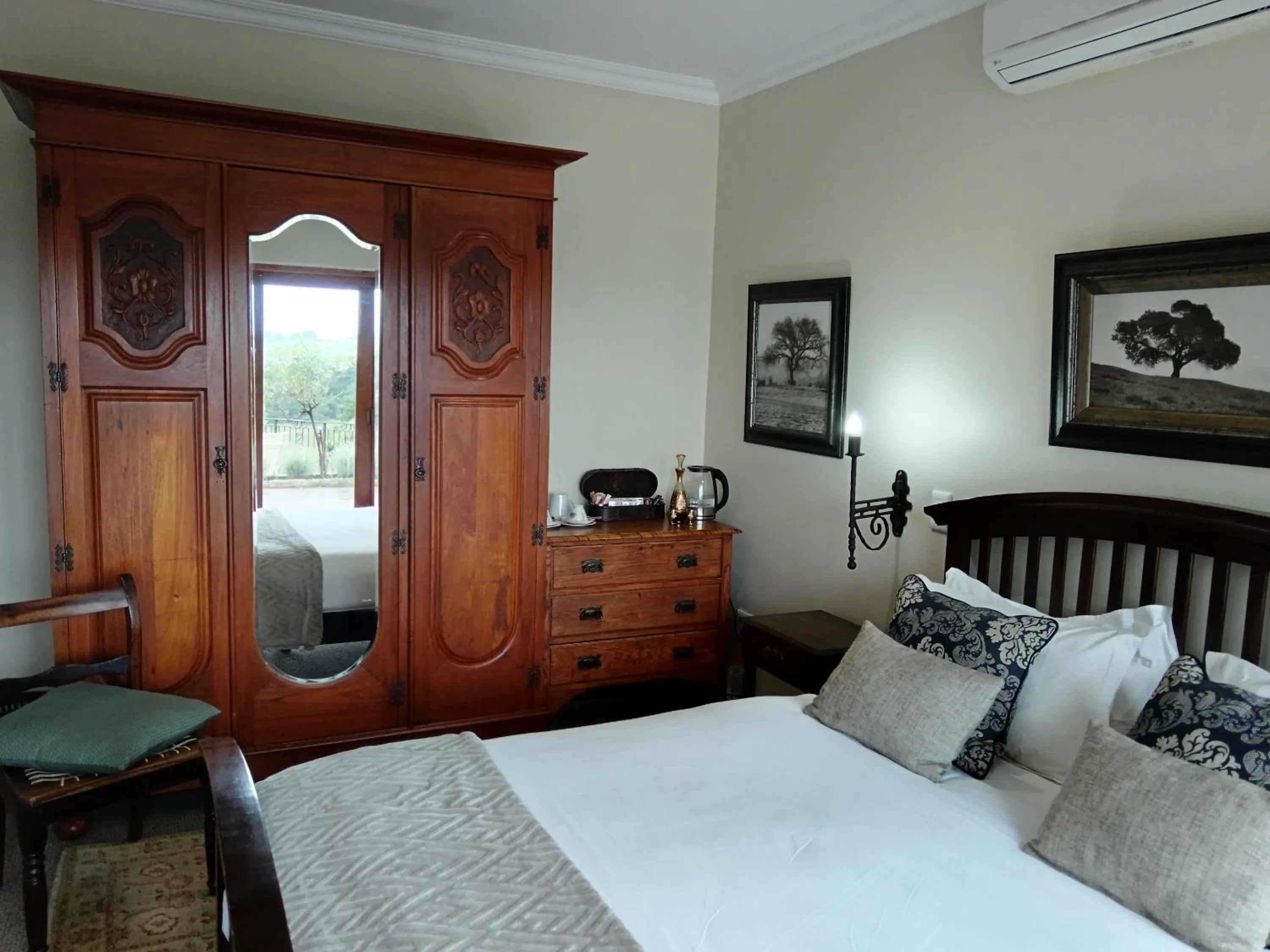 Photo of the whole room, Bed in Inkungu Lodge