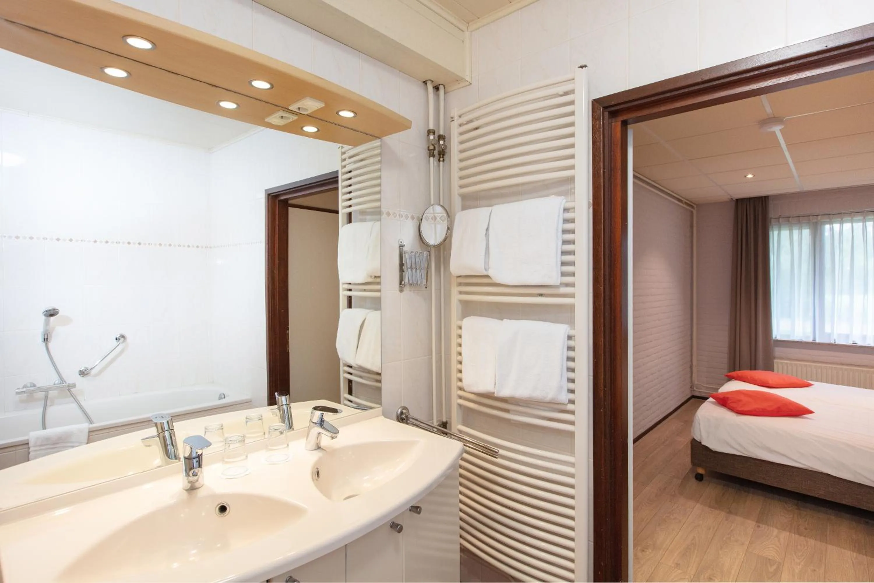 Bathroom, Bed in Aparthotel Delden