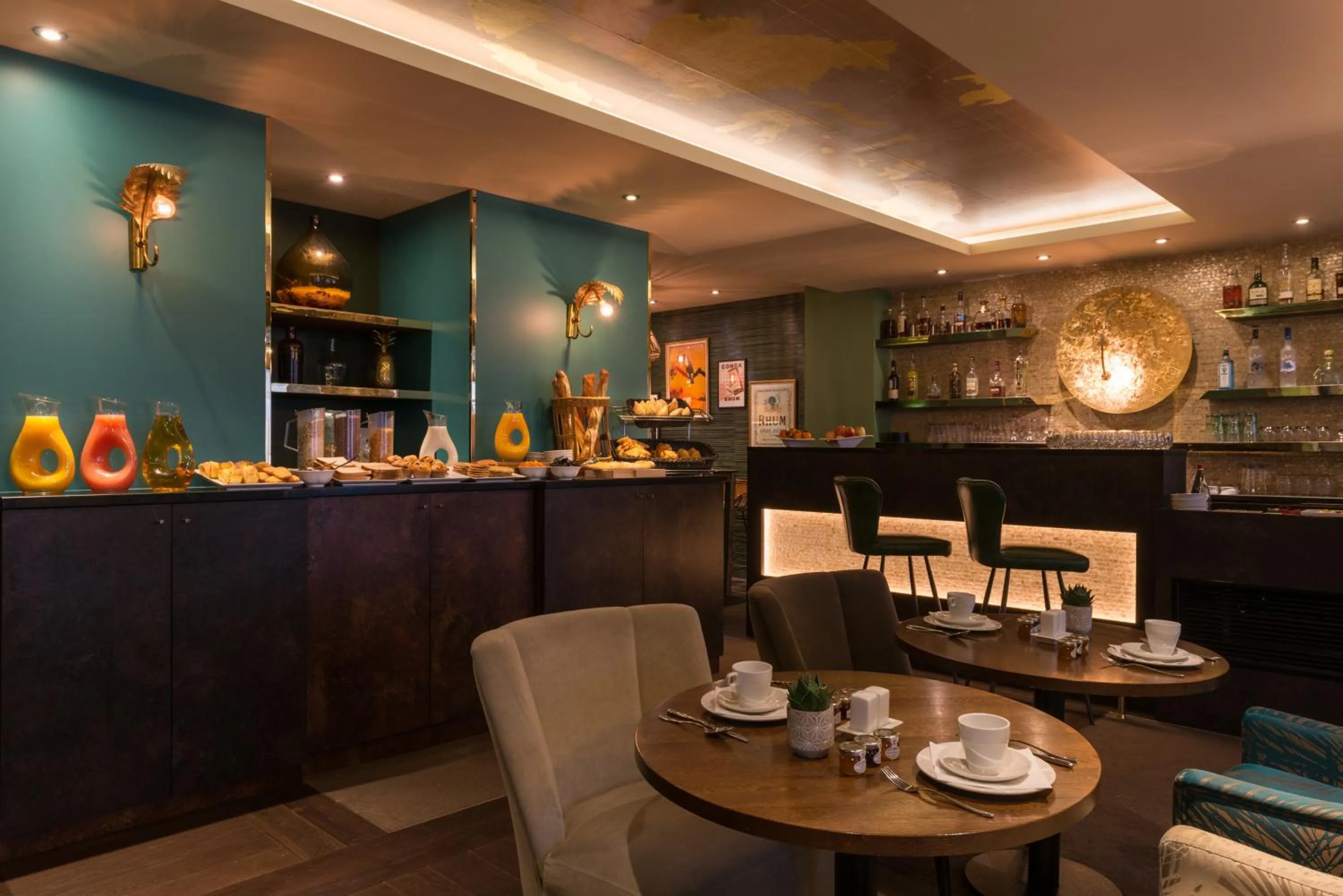 Lounge or bar in Hôtel La Bourdonnais by Inwood Hotels
