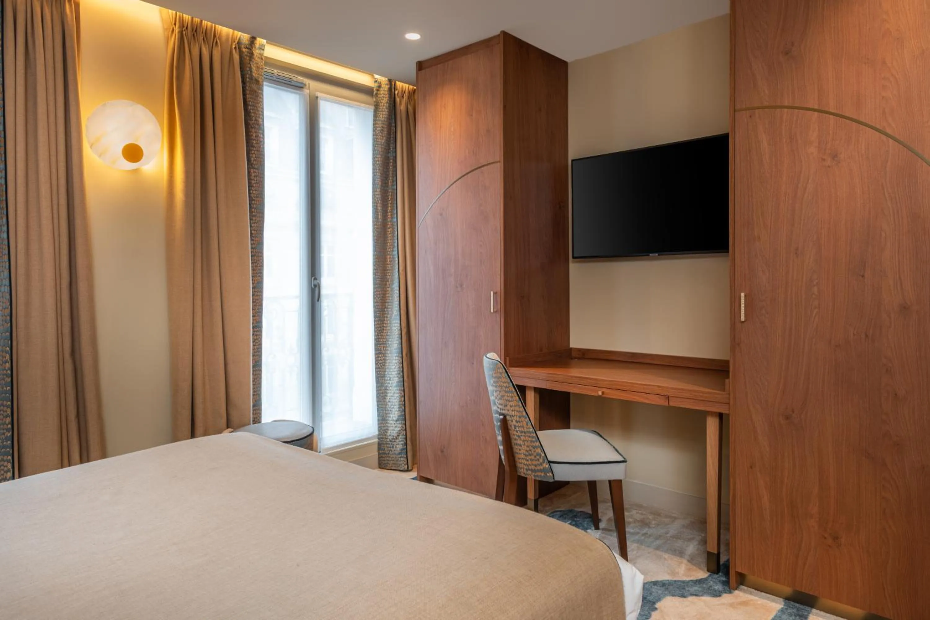 Bedroom, Bed in Hôtel La Bourdonnais by Inwood Hotels