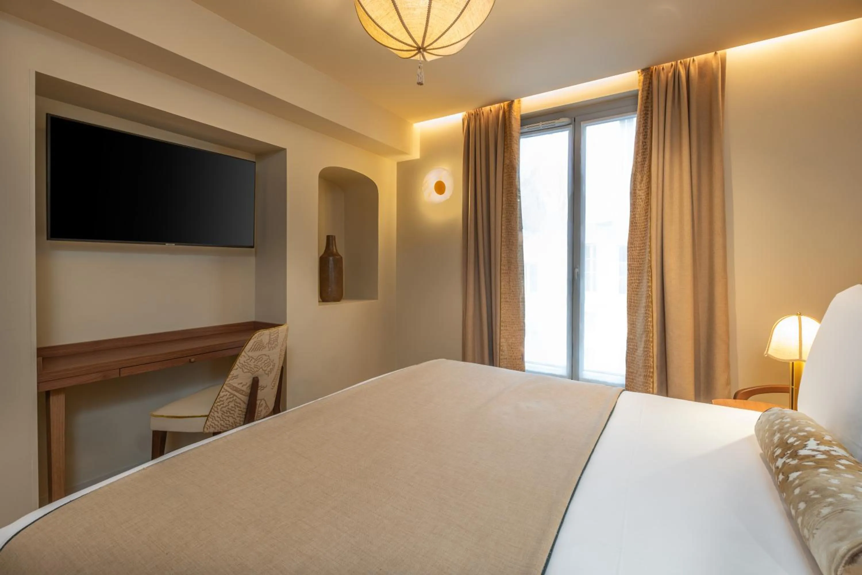 Bedroom, Bed in Hôtel La Bourdonnais by Inwood Hotels