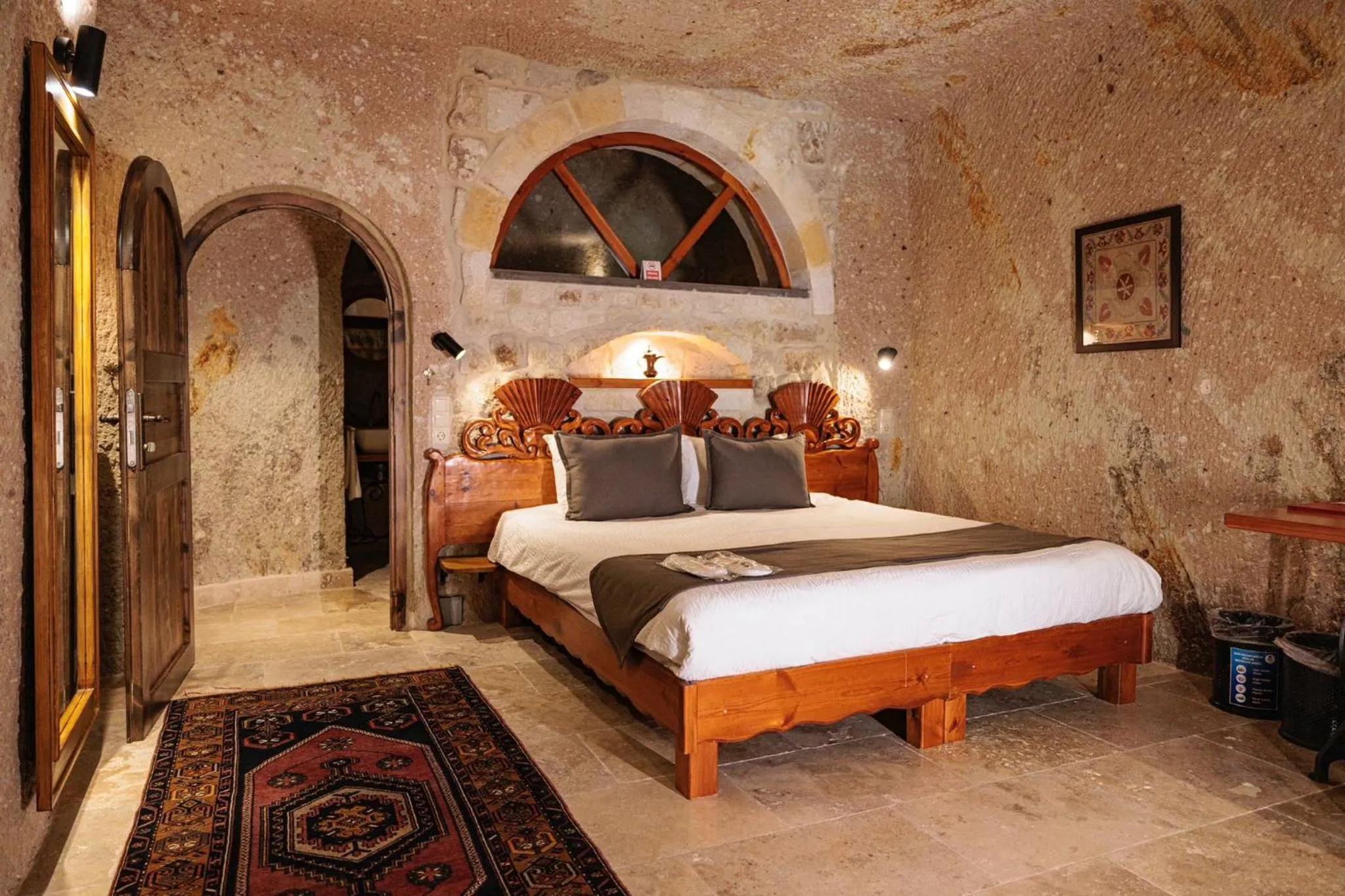 Bedroom, Bed in Canyon Cave Hotel