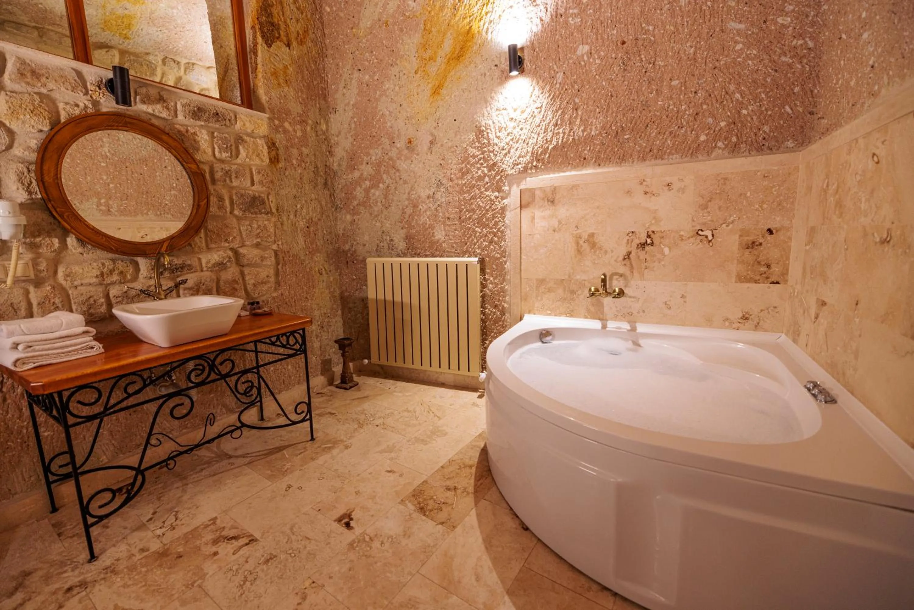 Hot Tub in Canyon Cave Hotel