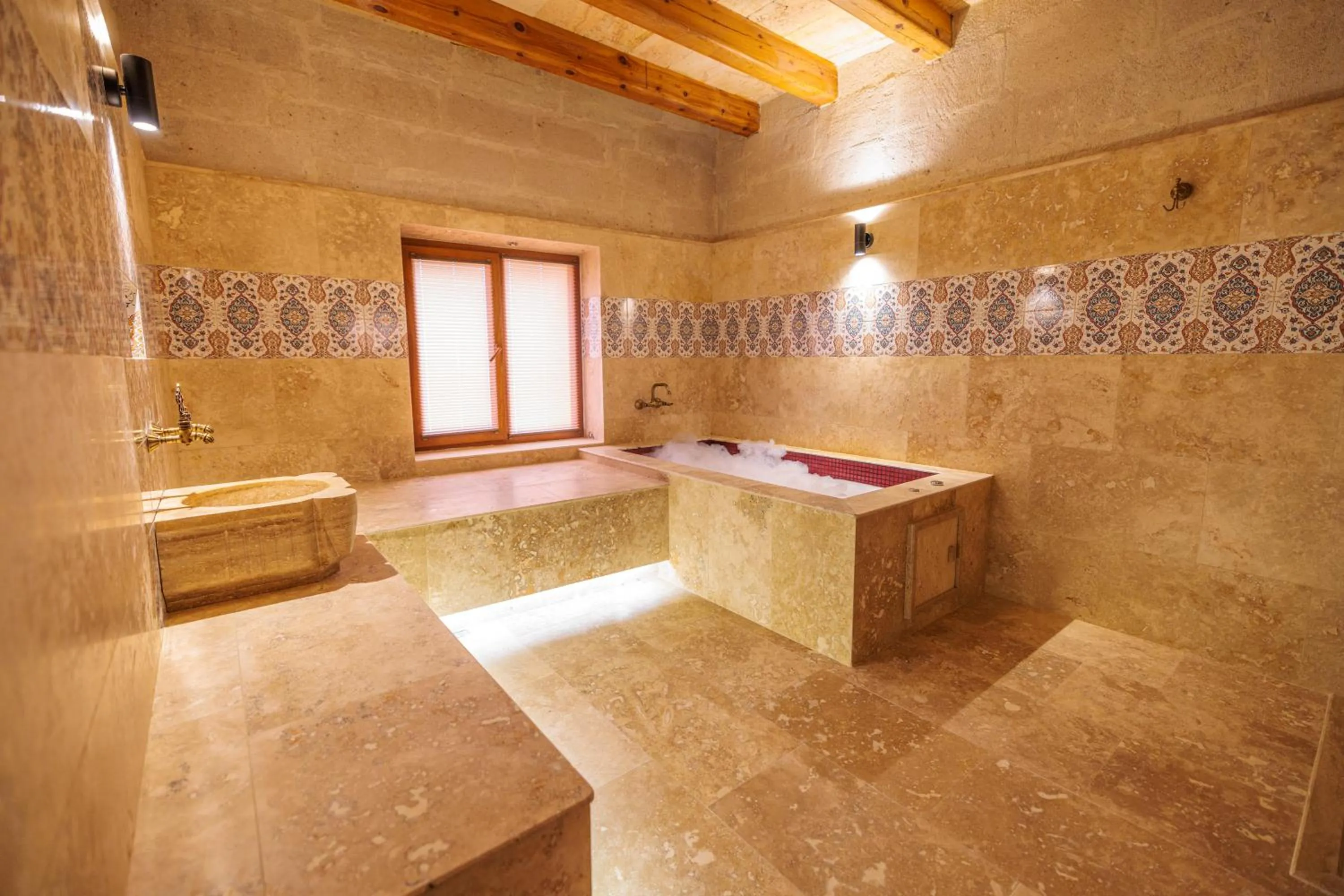 Hot Tub in Canyon Cave Hotel