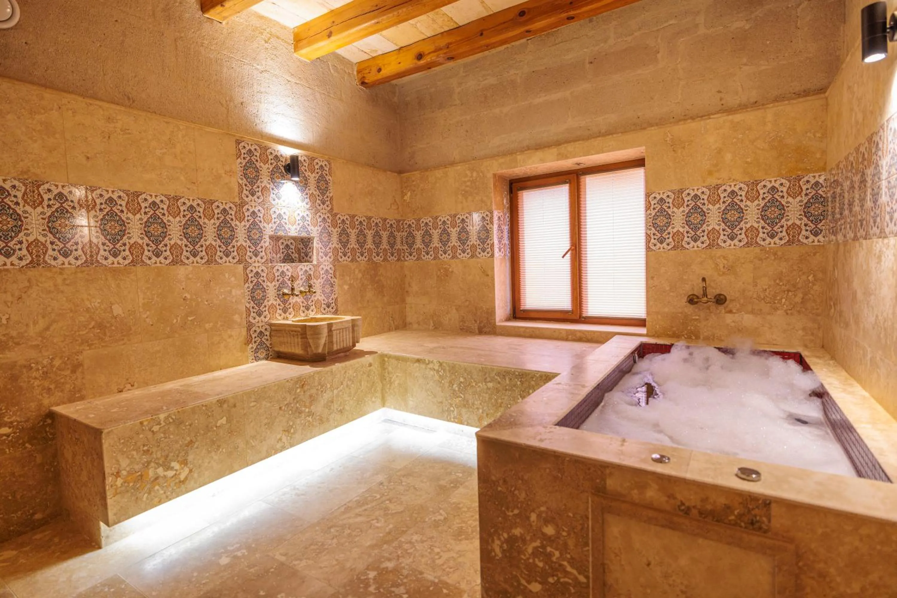 Hot Tub in Canyon Cave Hotel