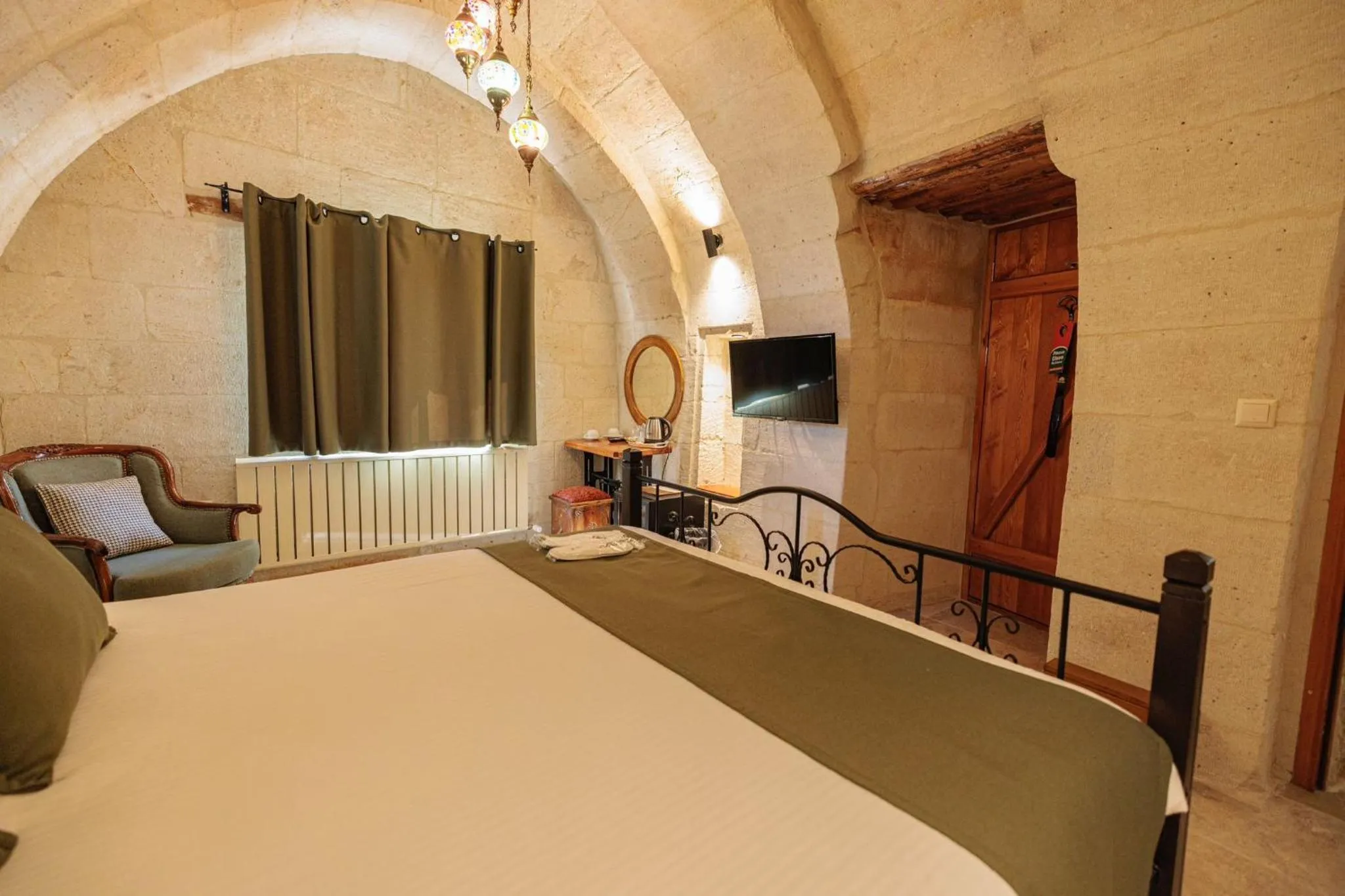 TV and multimedia, Bed in Canyon Cave Hotel