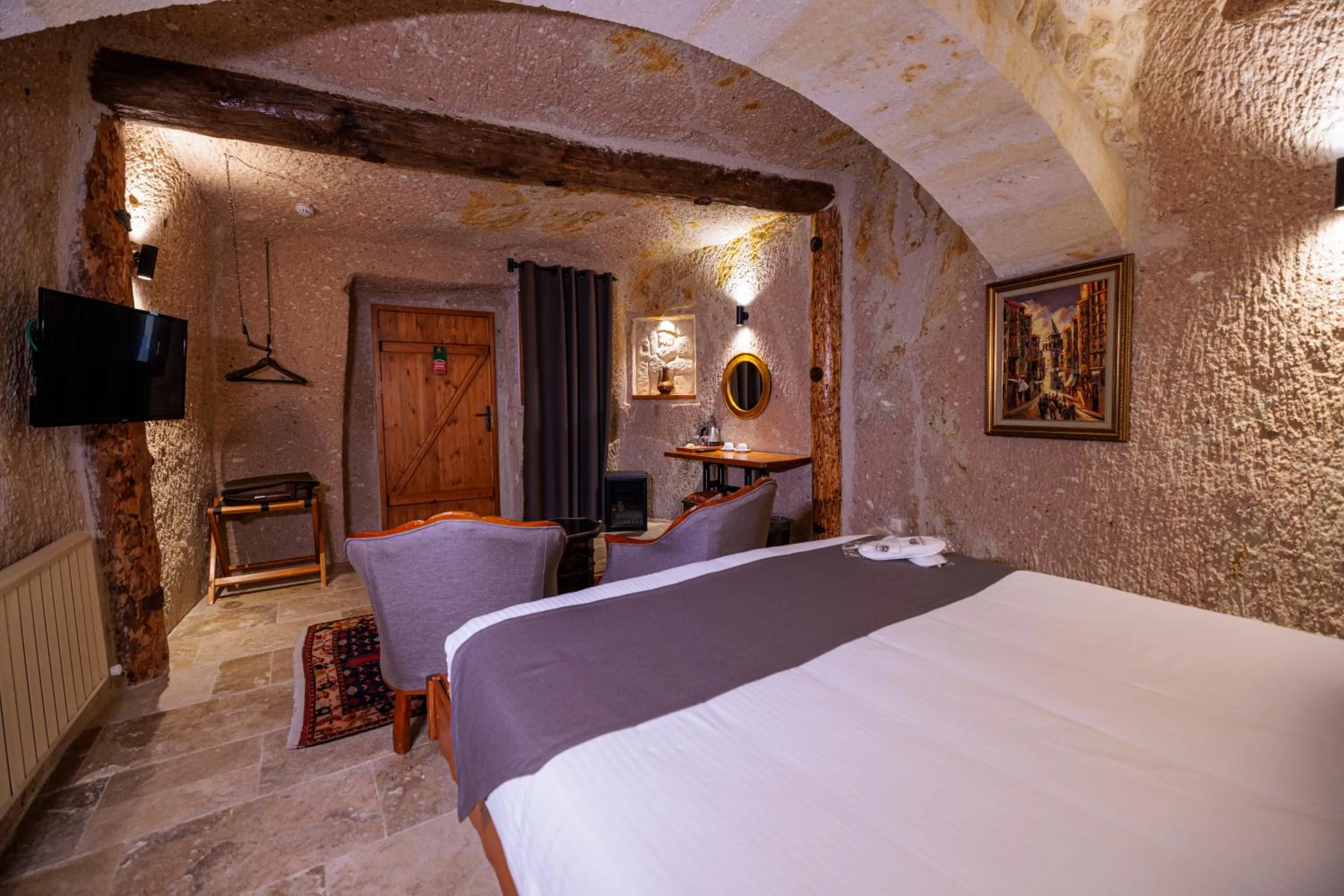 TV and multimedia, Bed in Canyon Cave Hotel