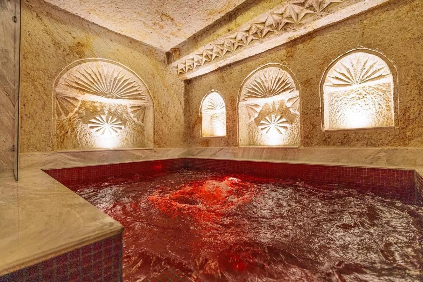 Swimming pool in Canyon Cave Hotel