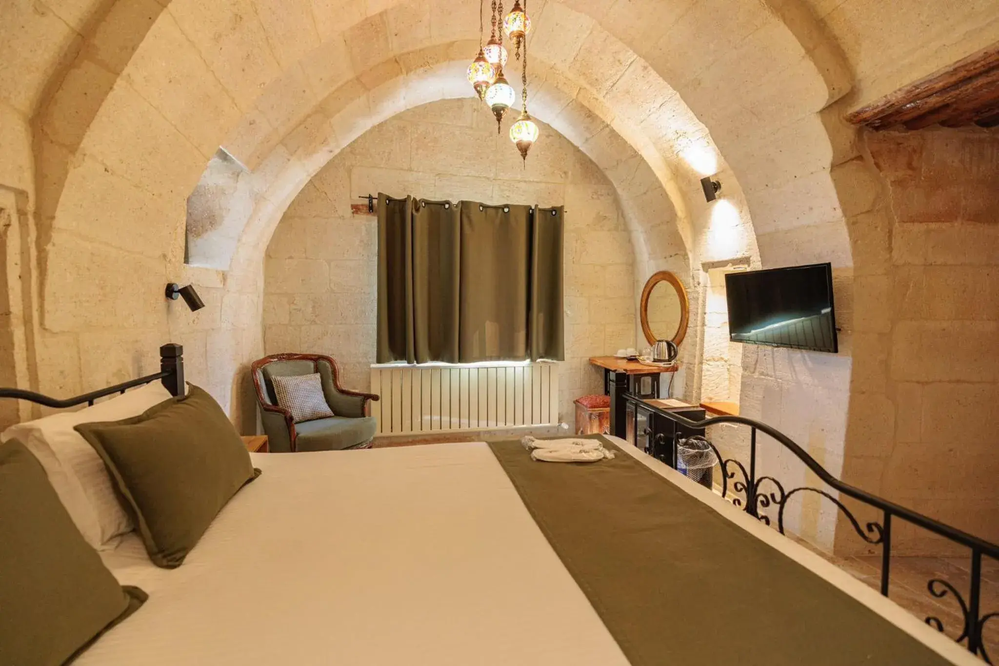 TV and multimedia, Bed in Canyon Cave Hotel TV and multimedia, Bed in Canyon Cave Hotel