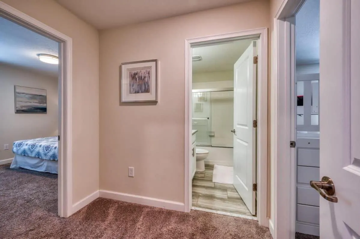 Bed in Stunning Home Private Pool Great Location
