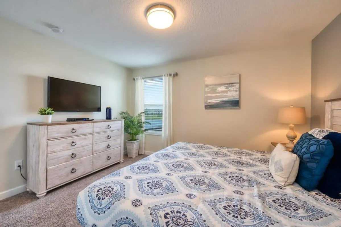 Bed in Stunning Home Private Pool Great Location