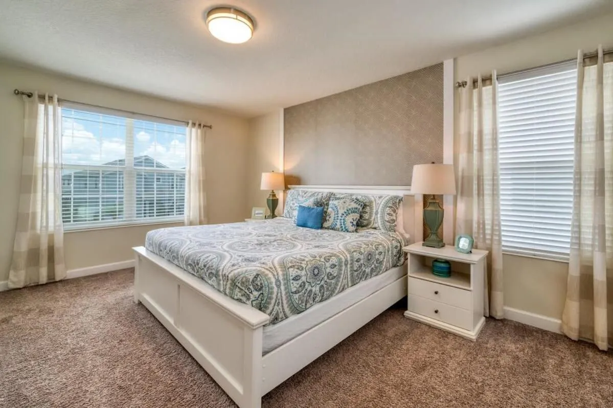 Bed in Stunning Home Private Pool Great Location