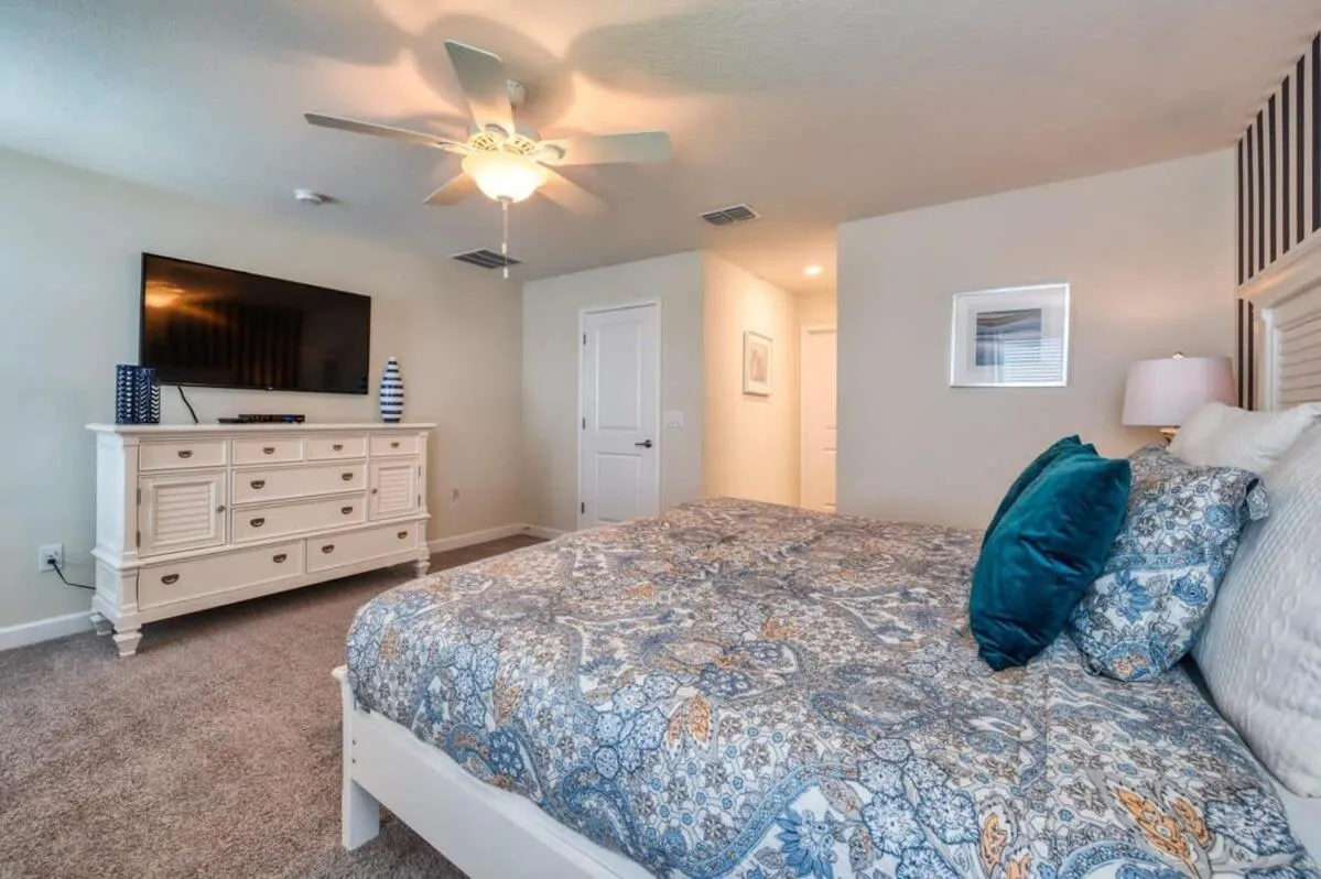 Bed in Stunning Home Private Pool Great Location