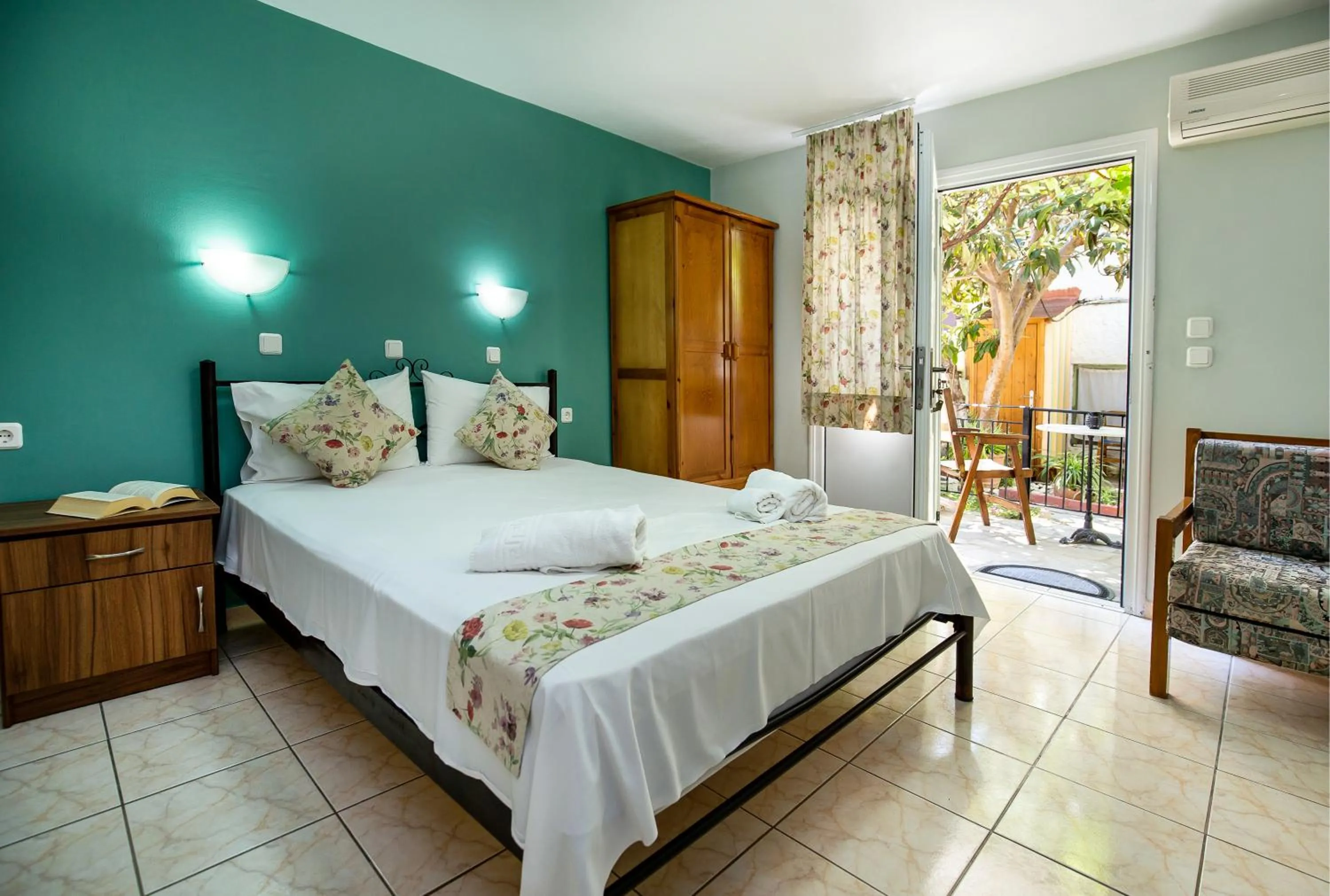 Bed in Famelia Studios Lampiris