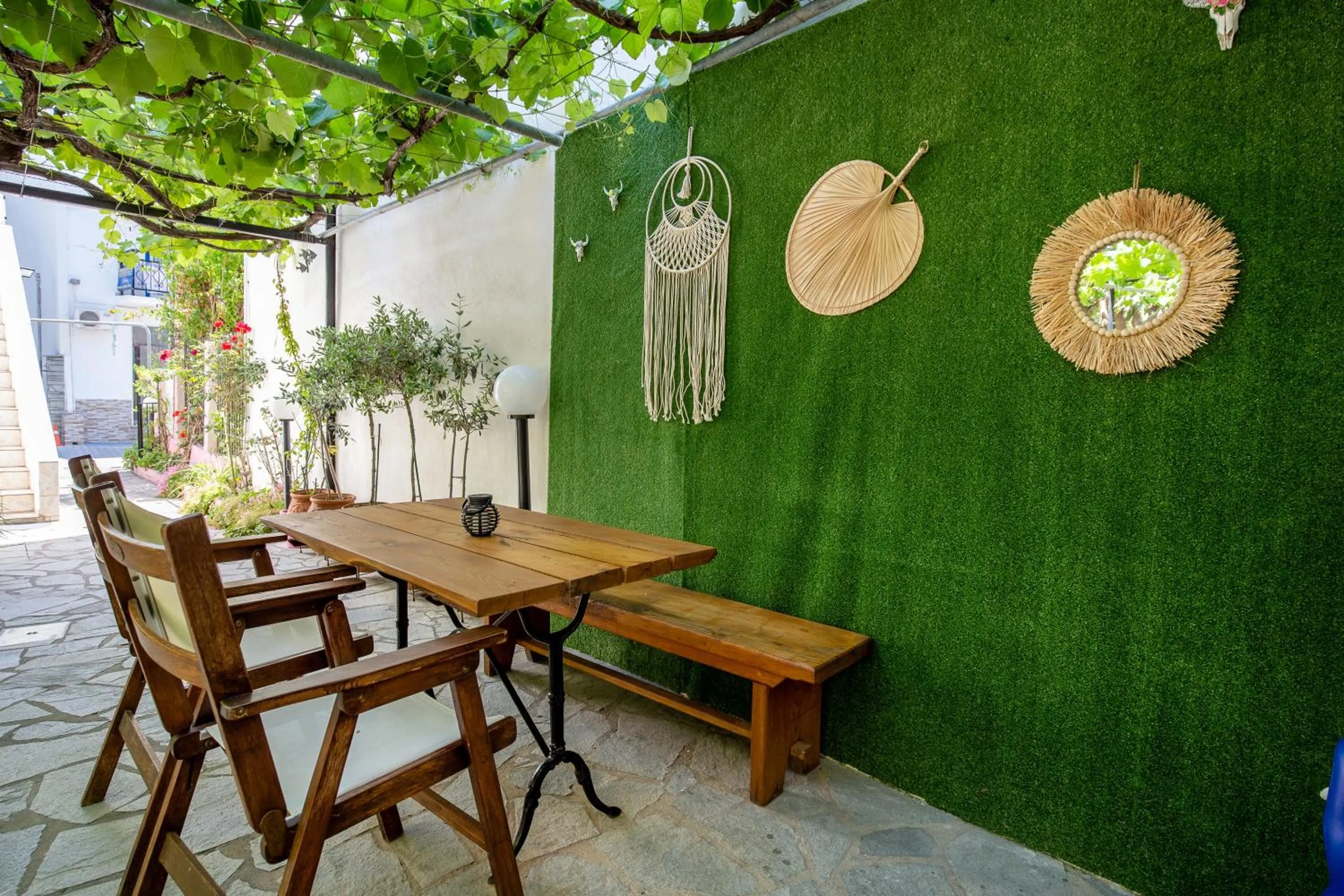 Garden in Famelia Studios Lampiris