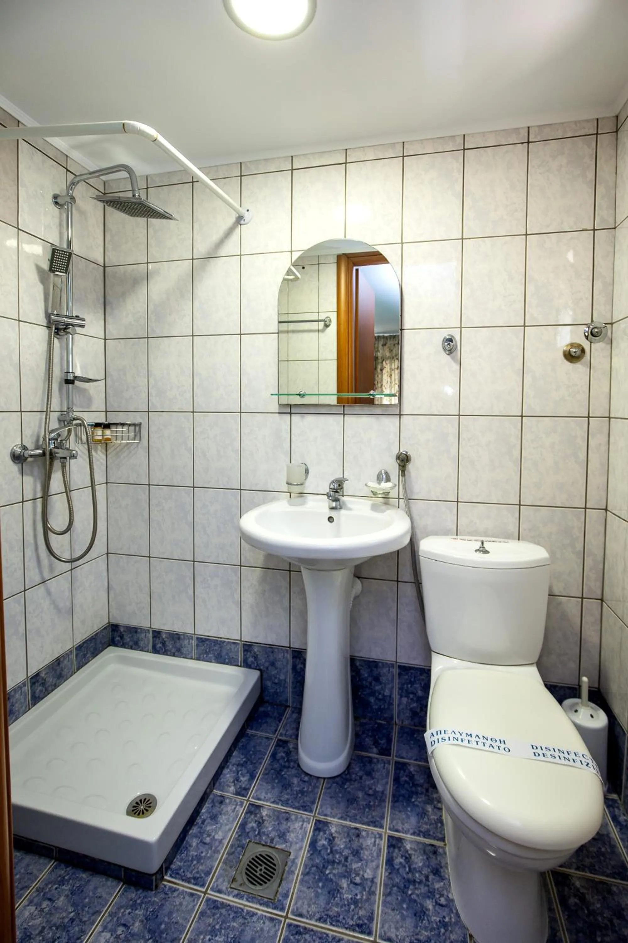 Toilet in Famelia Studios Lampiris