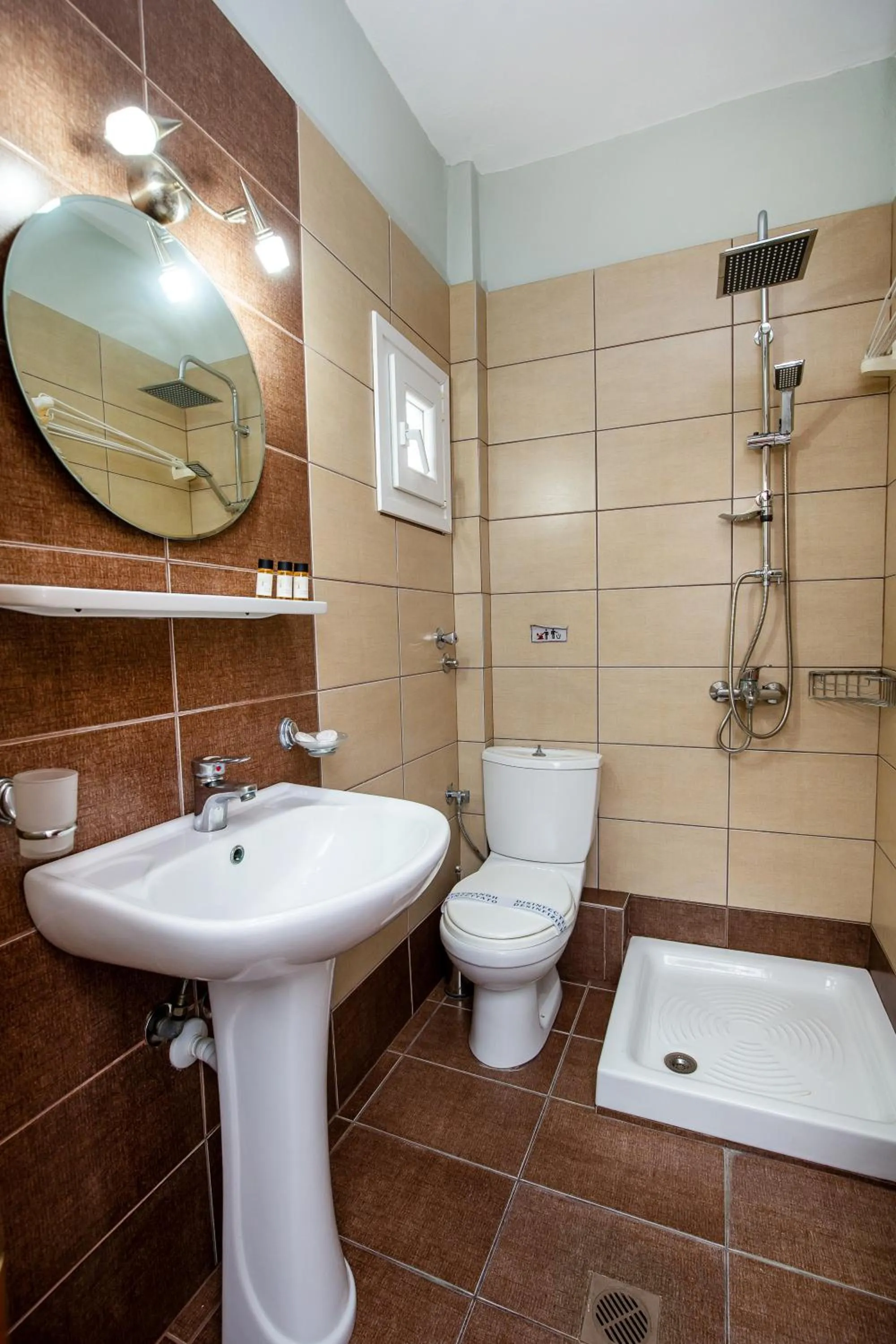 Toilet in Famelia Studios Lampiris