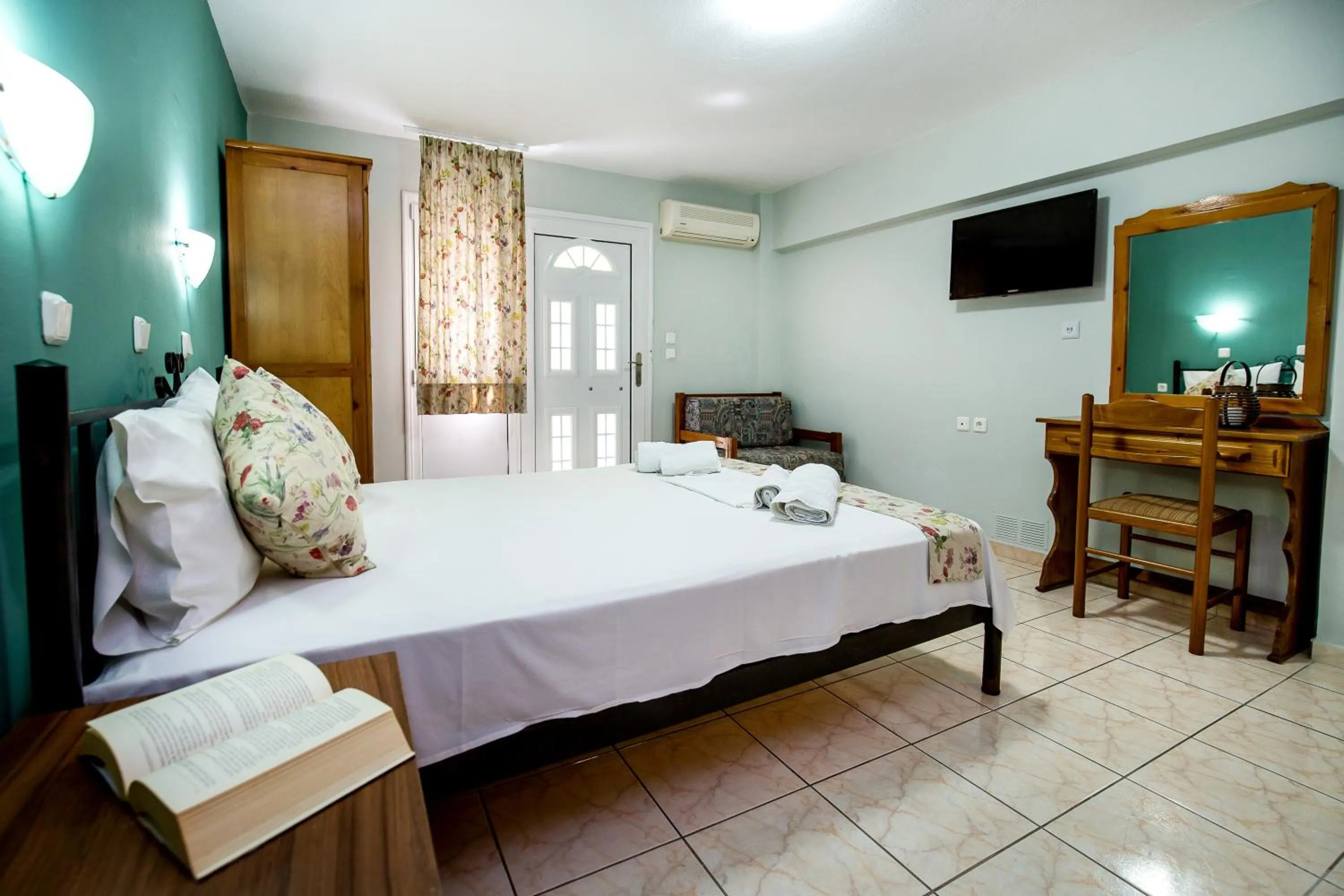 Bed in Famelia Studios Lampiris