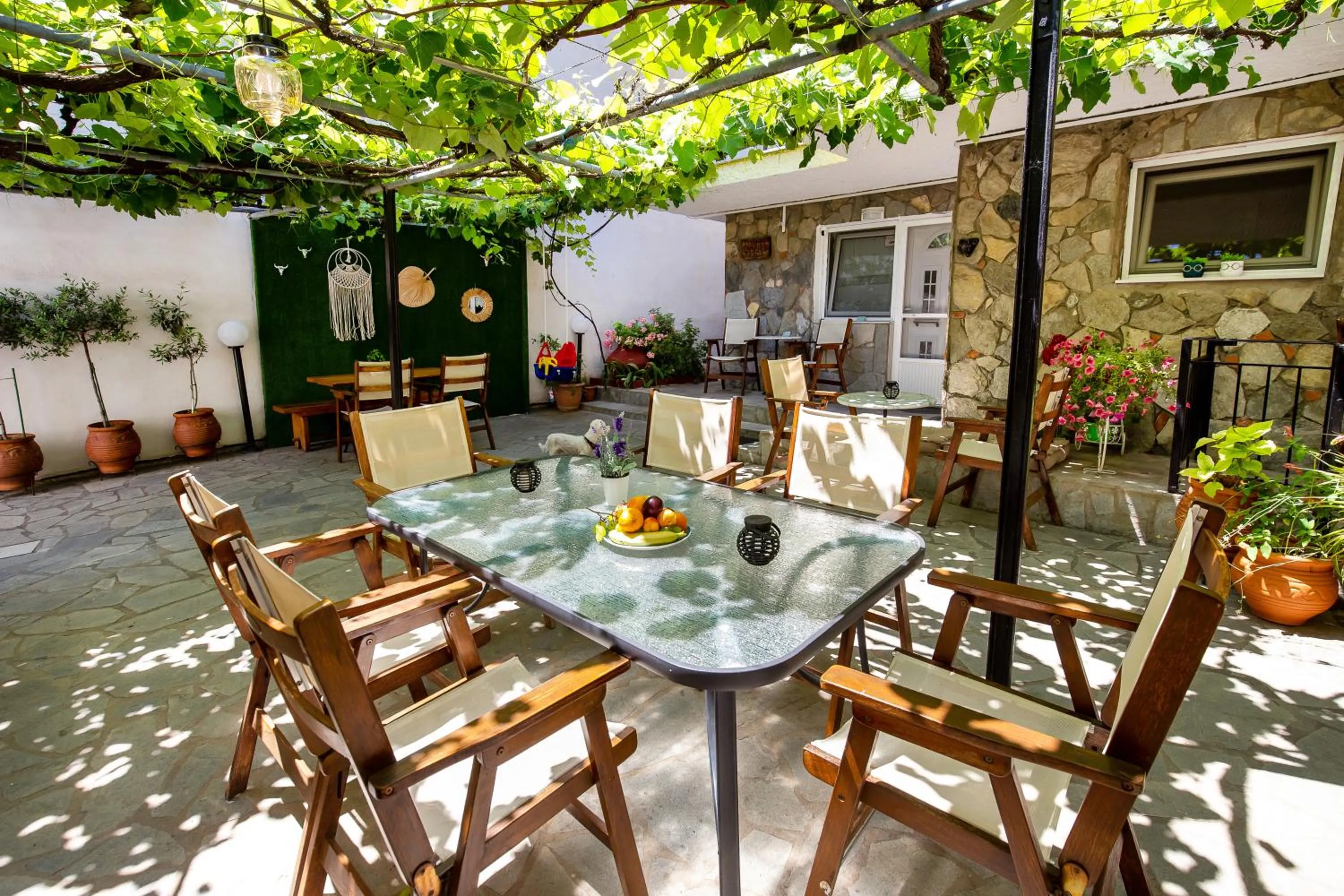 Garden in Famelia Studios Lampiris