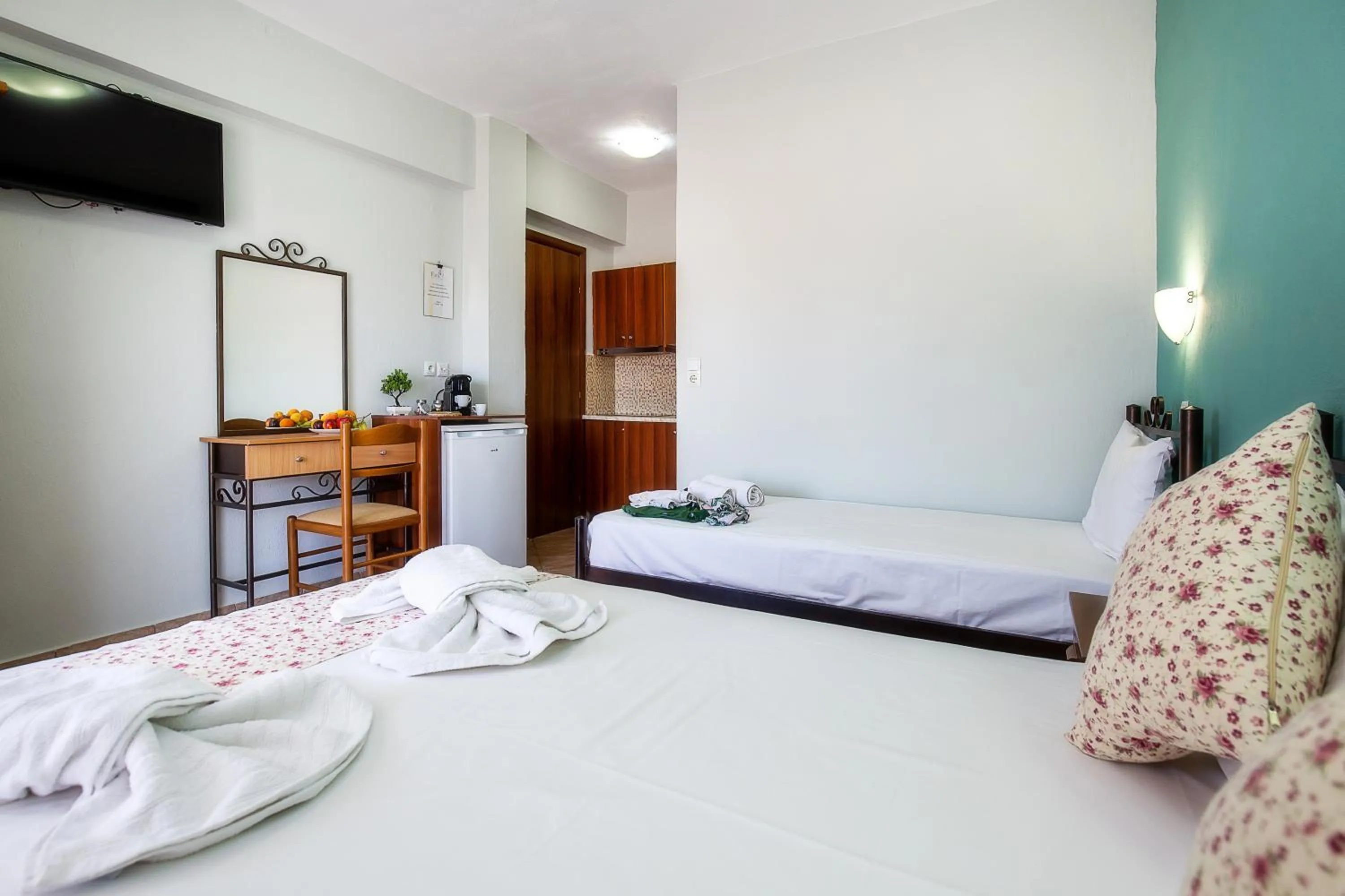 Photo of the whole room, Bed in Famelia Studios Lampiris