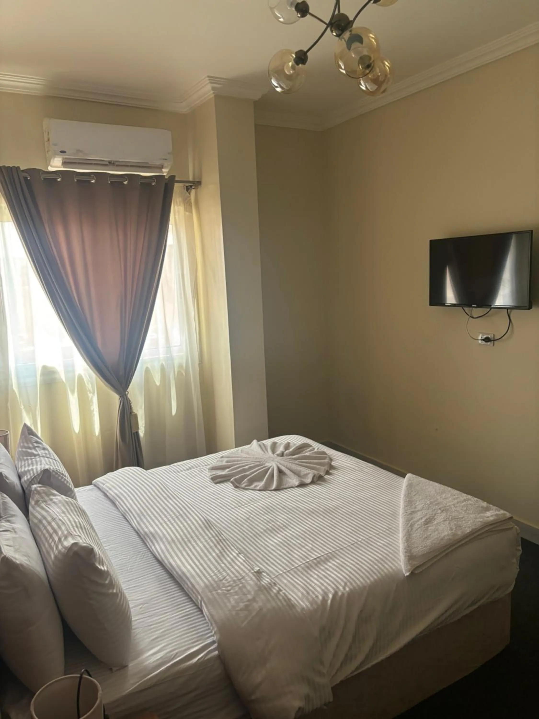 Photo of the whole room, Bed in Solima Pyramids View