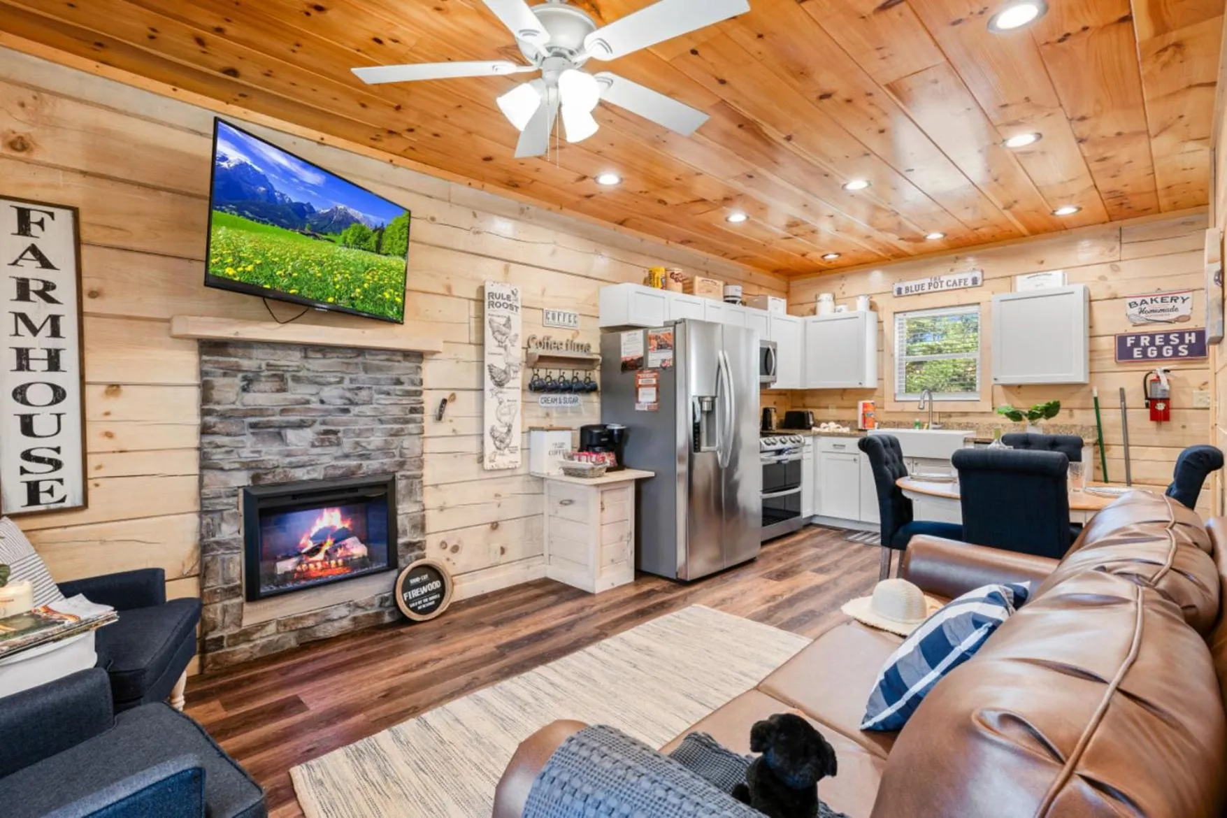 Communal lounge/ TV room in Enchanted Forest Hideaway by Ghosal Luxury Lodging