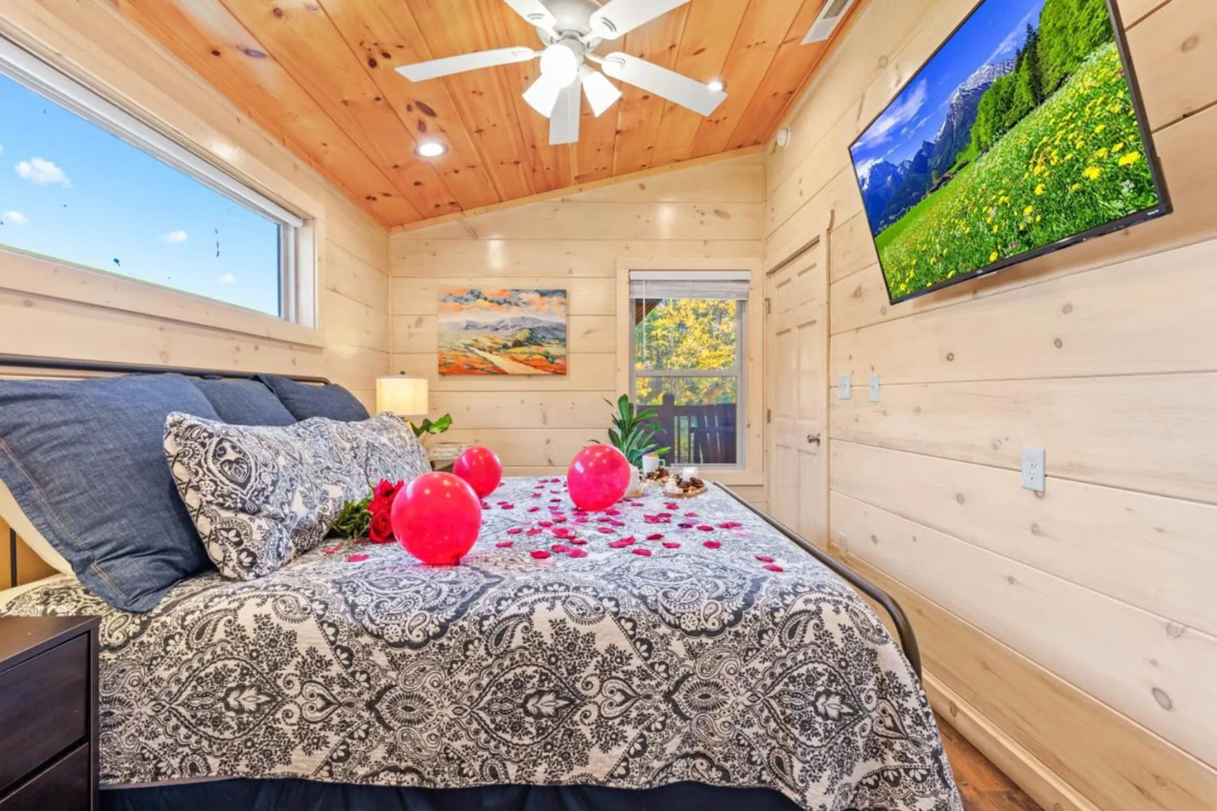Communal lounge/ TV room, Bed in Enchanted Forest Hideaway by Ghosal Luxury Lodging