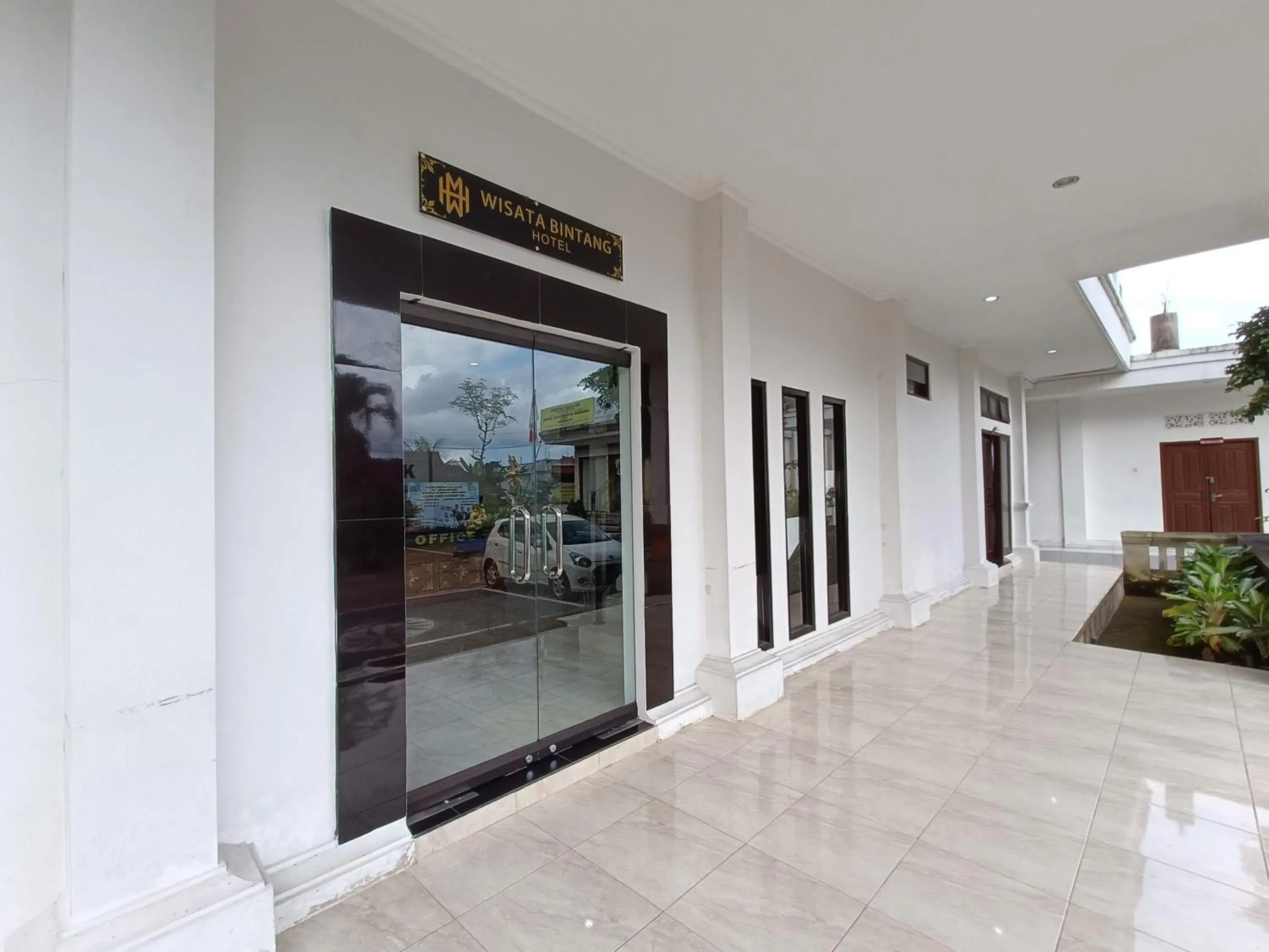 Facade/entrance in Wisata Bintang Hotel Facade/entrance in Wisata Bintang Hotel