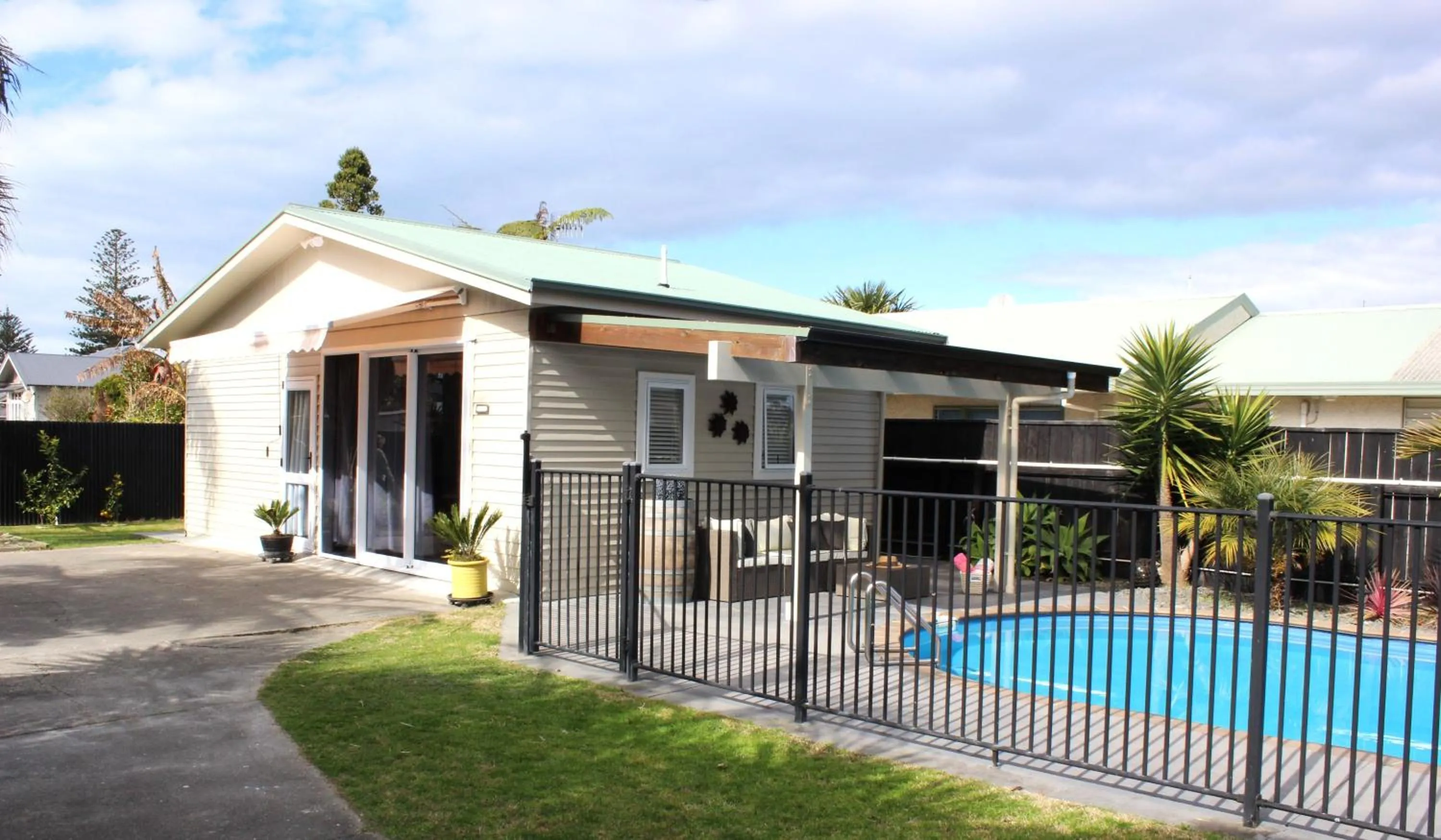 Swimming pool in The Pool House Bed & Breakfast - Near Marine Parade Napier