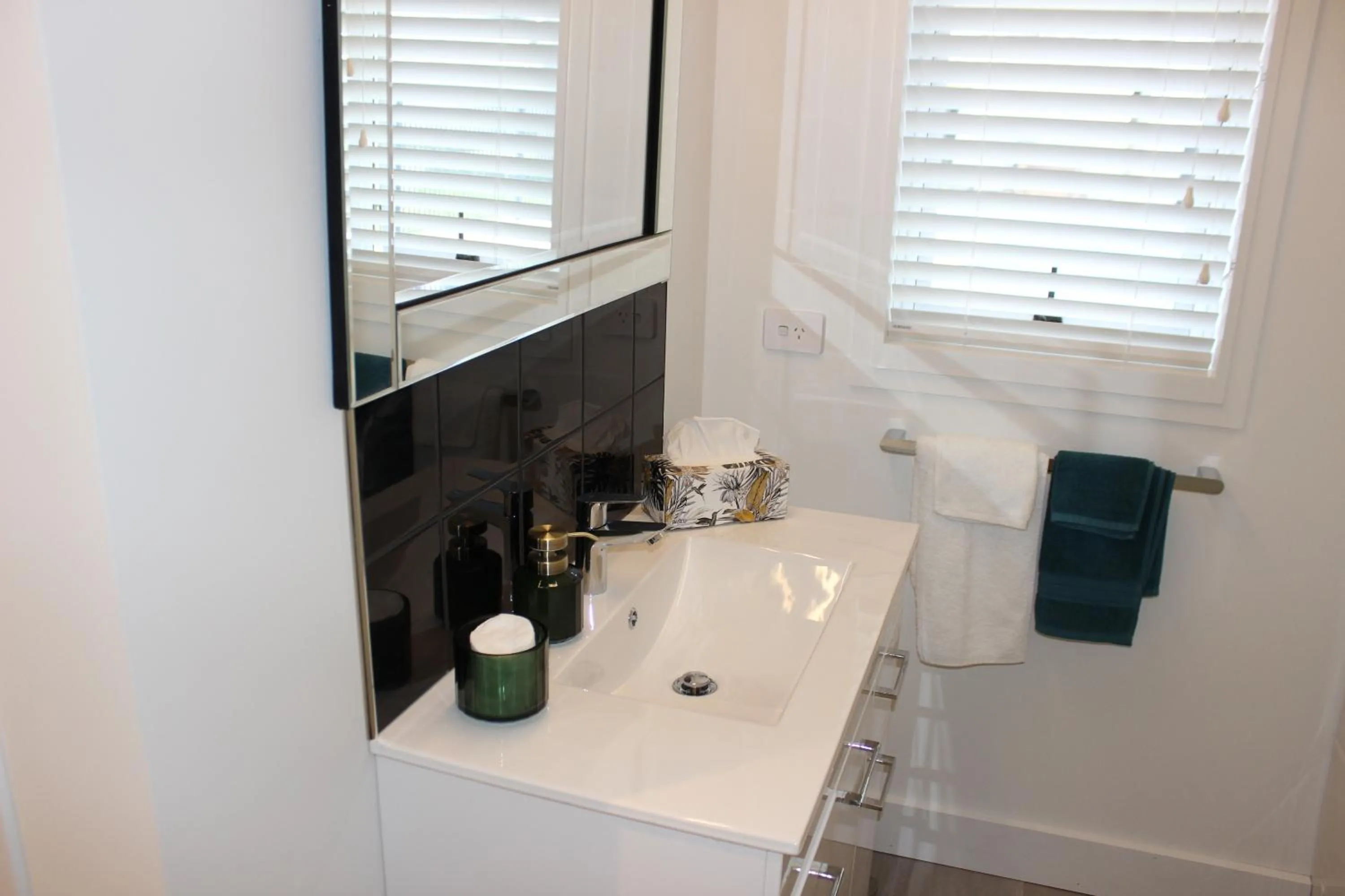 The Pool House Bed & Breakfast - Near Marine Parade Napier