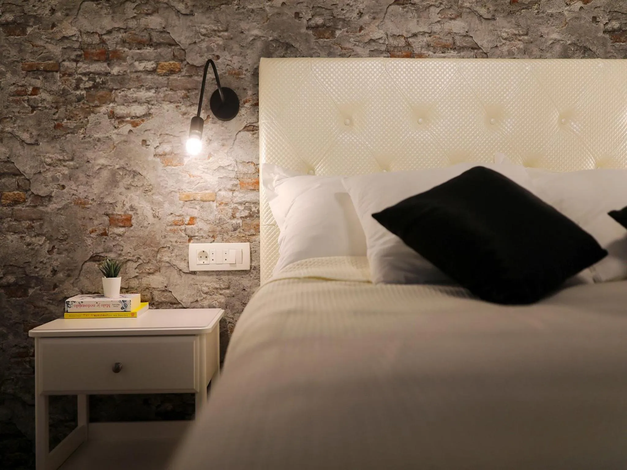 Bed in Aldo Apartments Center