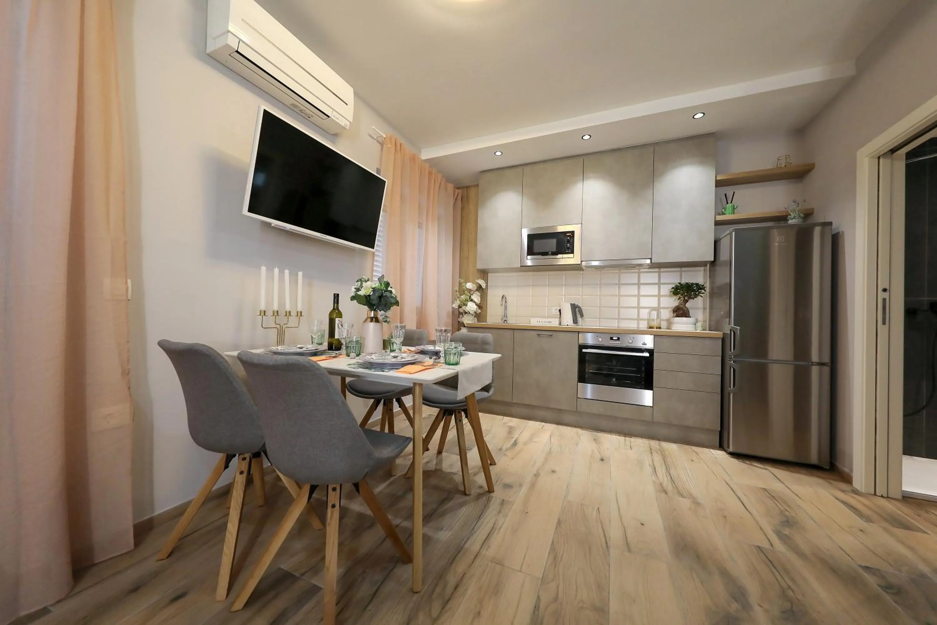 Communal lounge/ TV room in Aldo Apartments Center