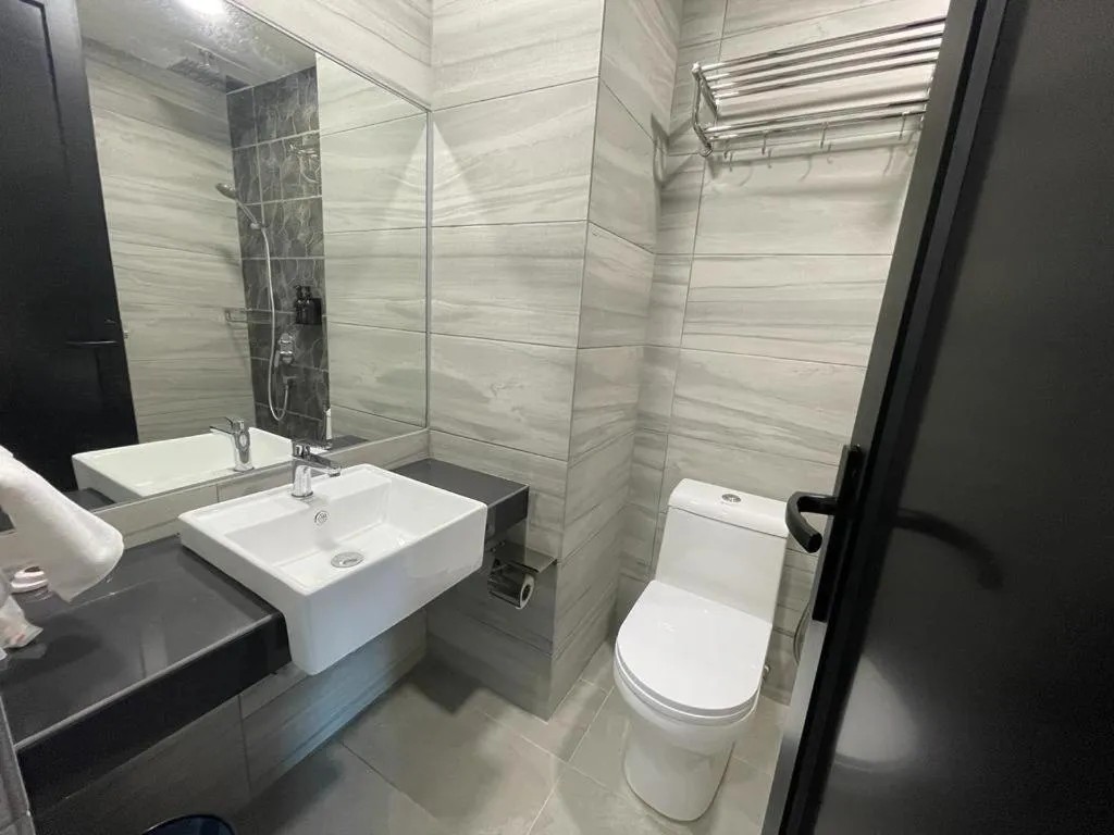 Shower in DJ Citi Plaza Hotel & Suites