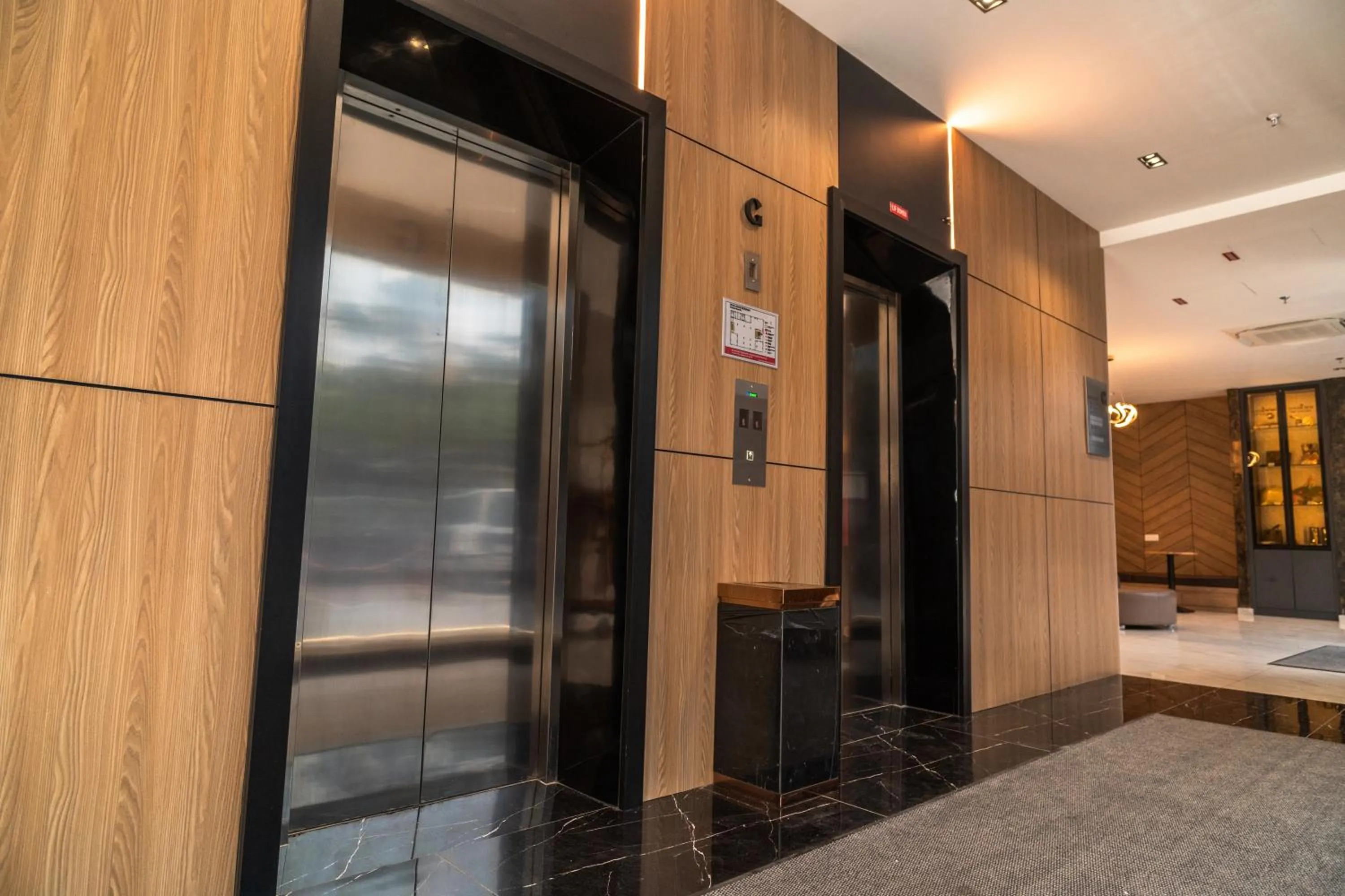elevator in DJ Citi Plaza Hotel & Suites