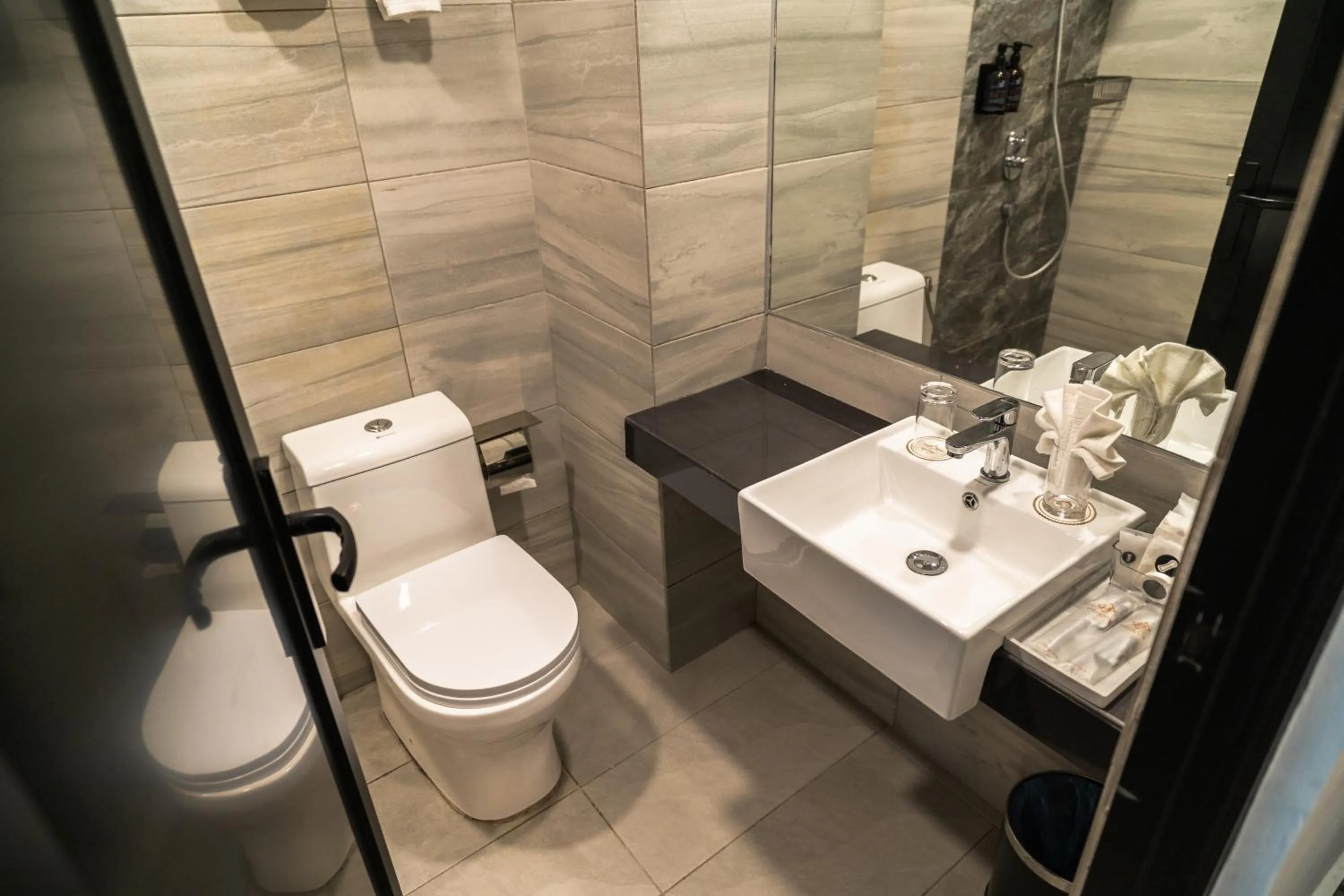 Shower in DJ Citi Plaza Hotel & Suites