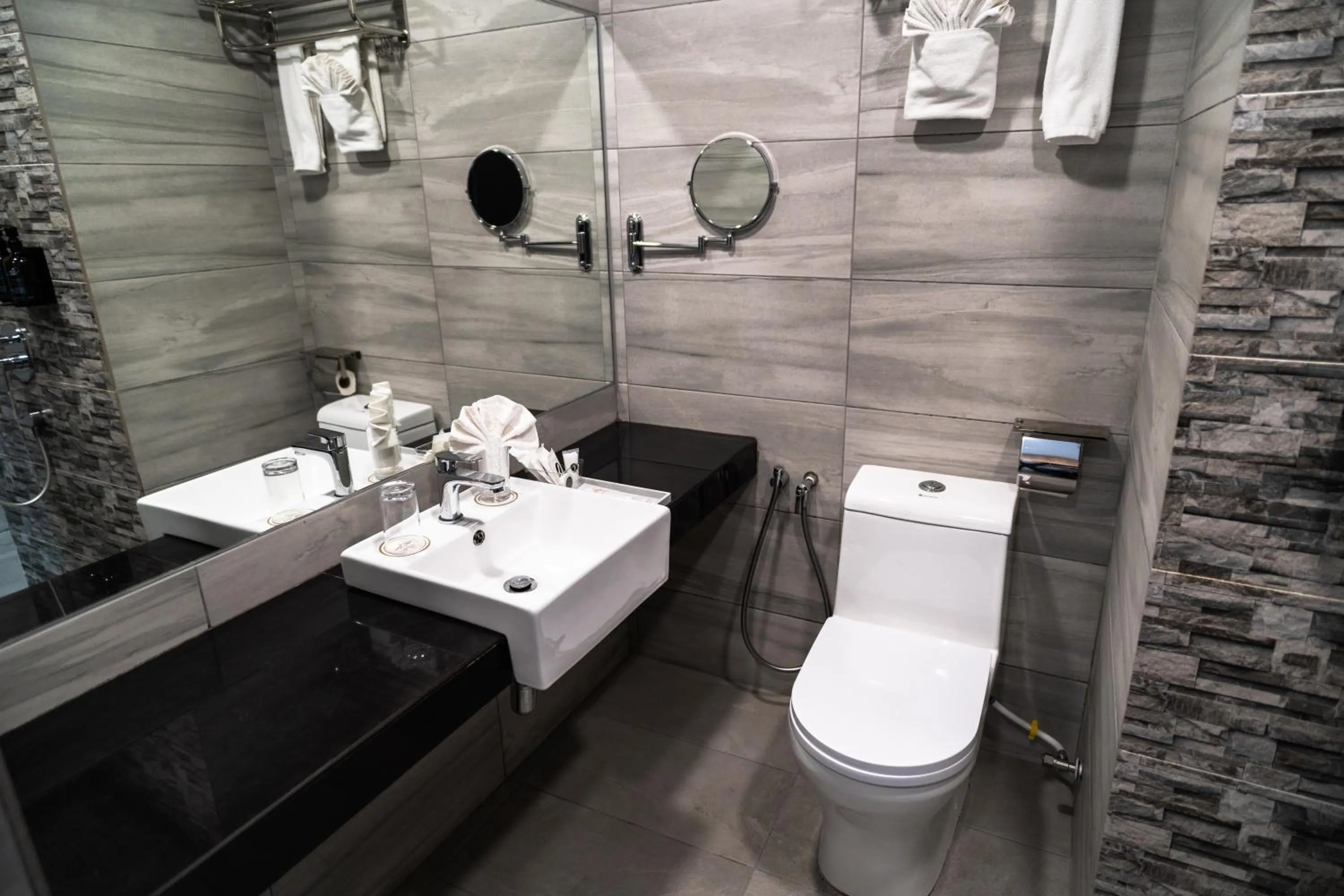 Shower in DJ Citi Plaza Hotel & Suites