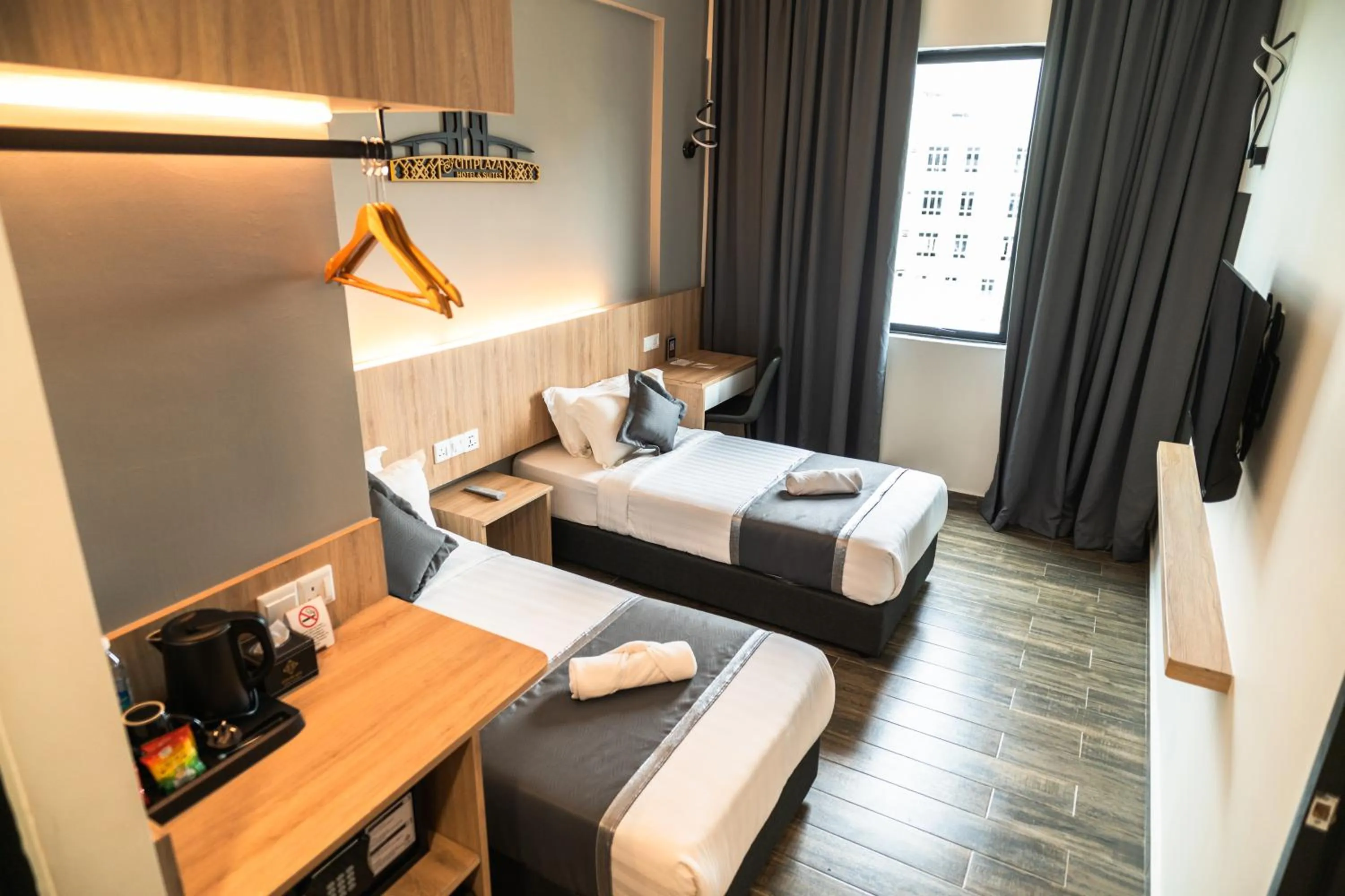 Bed in DJ Citi Plaza Hotel & Suites