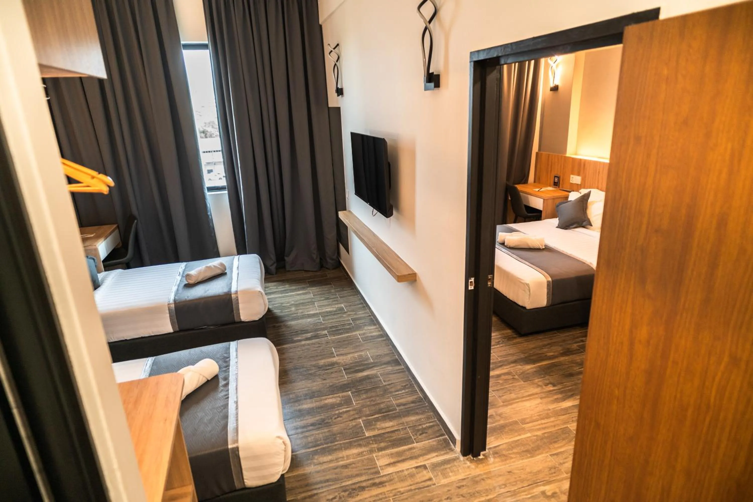 Bed in DJ Citi Plaza Hotel & Suites