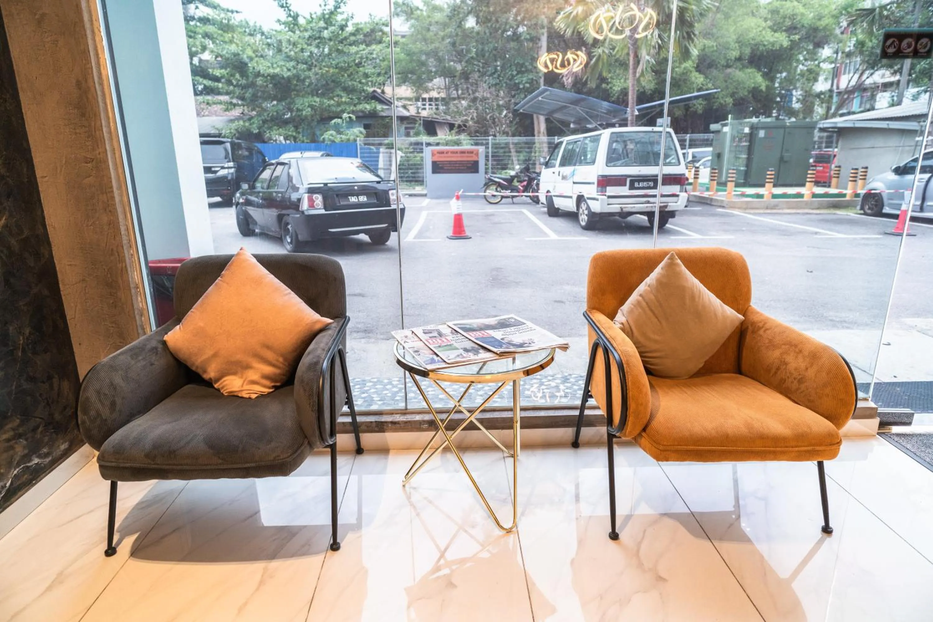 Seating area in DJ Citi Plaza Hotel & Suites