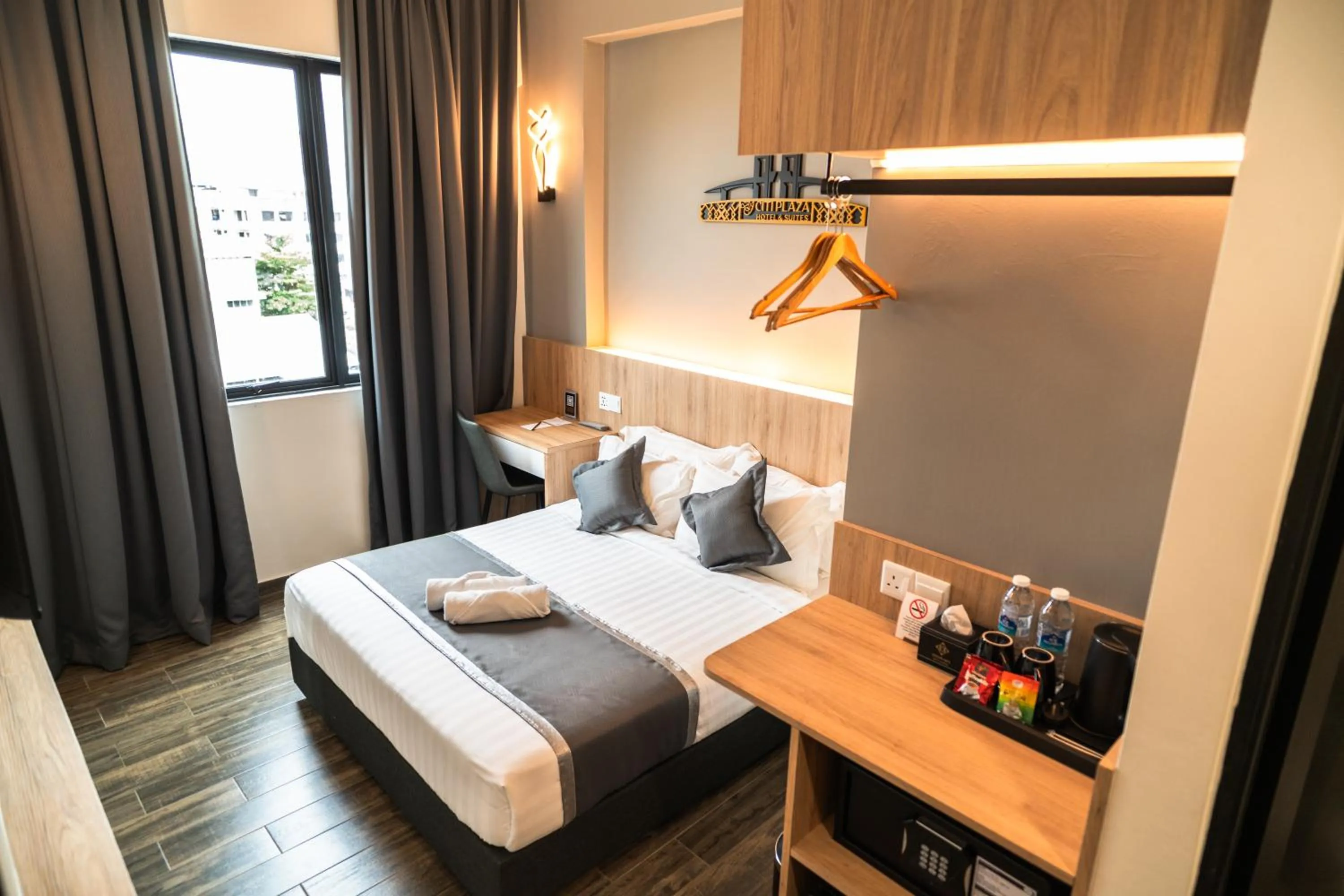 Bed in DJ Citi Plaza Hotel & Suites