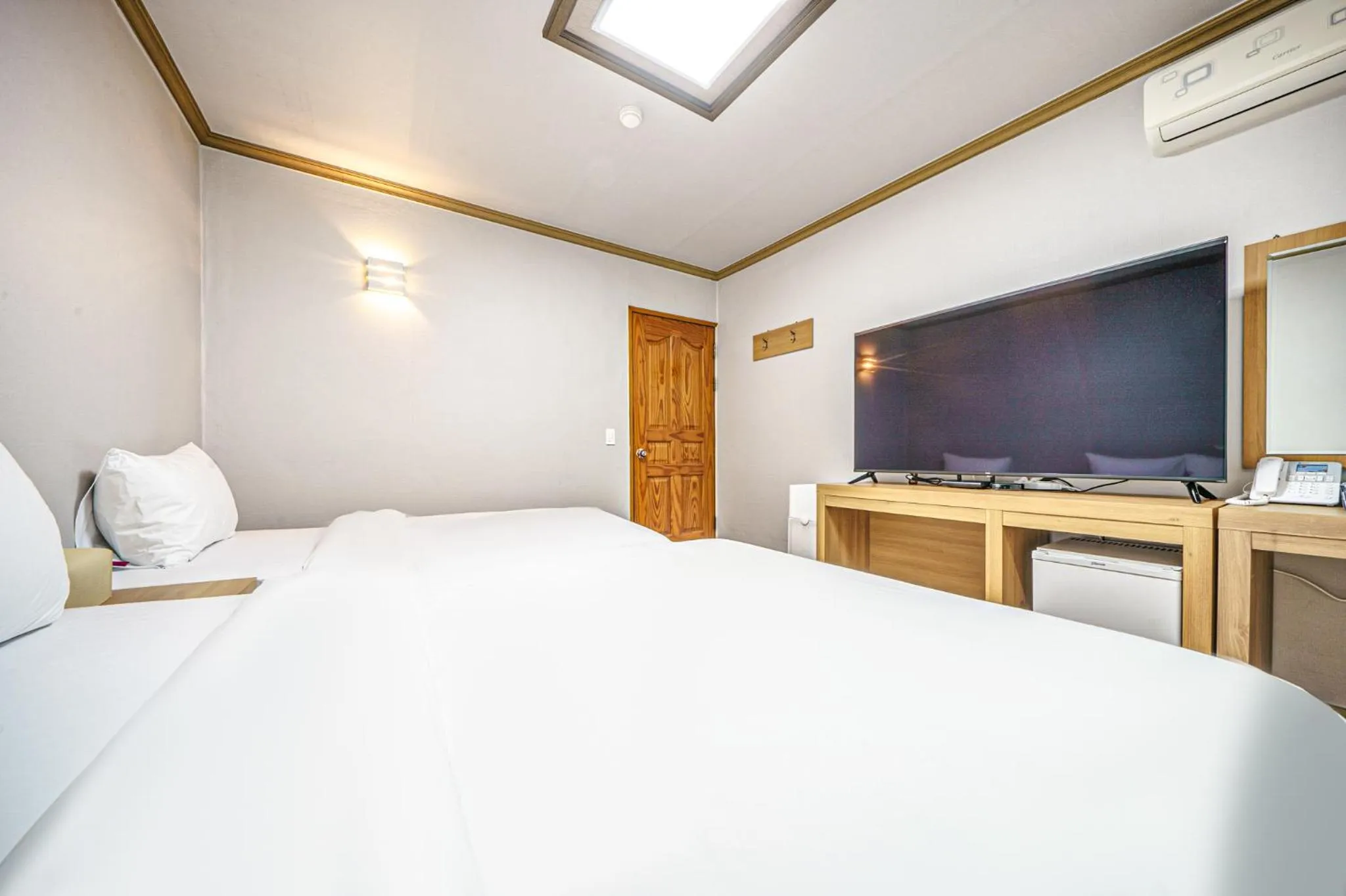 TV and multimedia in Buan Tree California Hotel