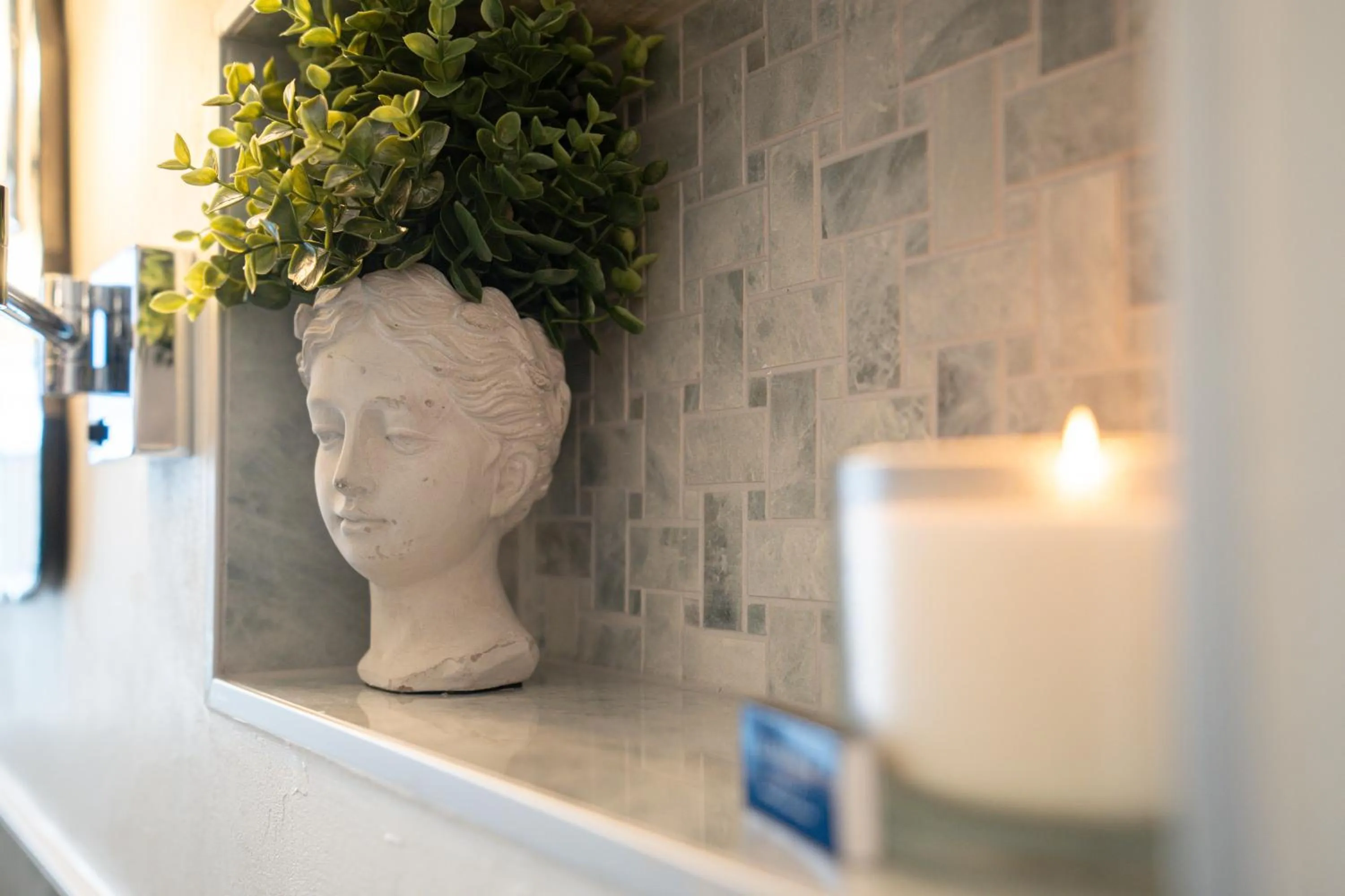 Decorative detail in Mirabeau Etoile